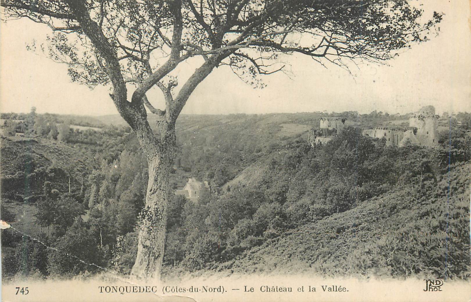 CPA 745 tonquedec (cotes du nord) le chateau et la valllee