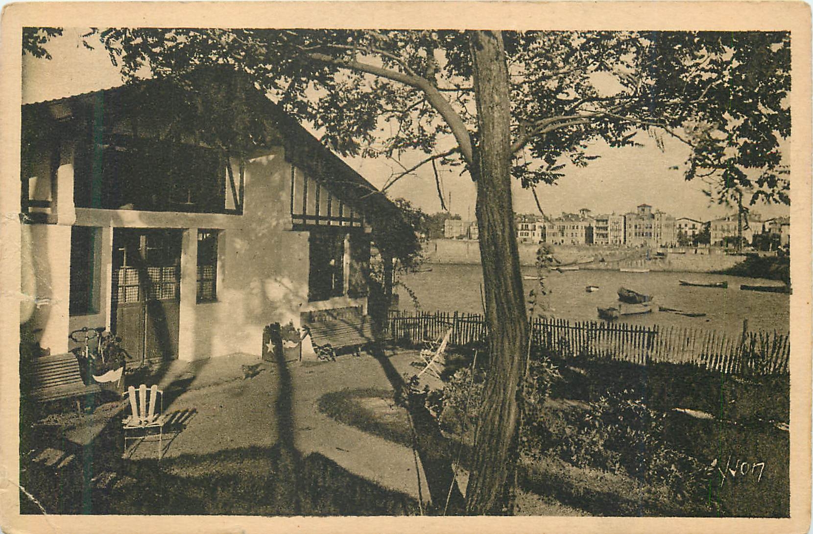 CPA La douce france cote basque st jean de luz  (basse pyrenees) un joli coin du port
