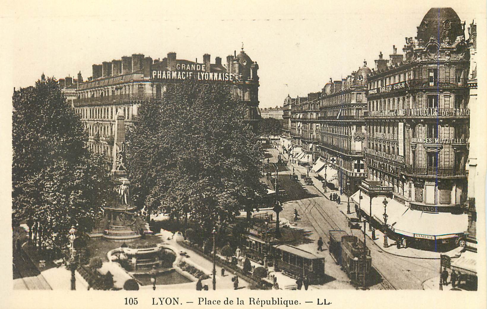CPA 105 lyon place de la republique Tramway