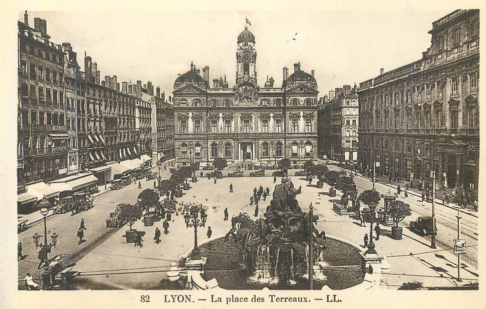 CPA 82 lyon la place des terreaux