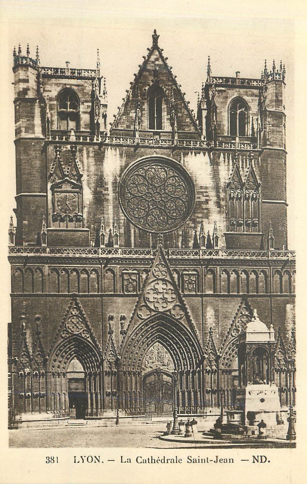 CPA 381 lyon la cathedrale saint jean