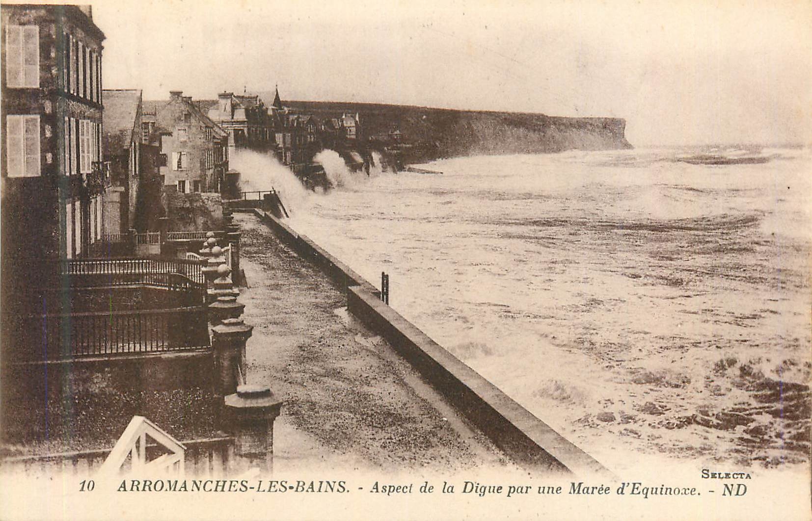 CPA Arromanches les Bains Aspect de la Digue par une Maree d Equinoxe