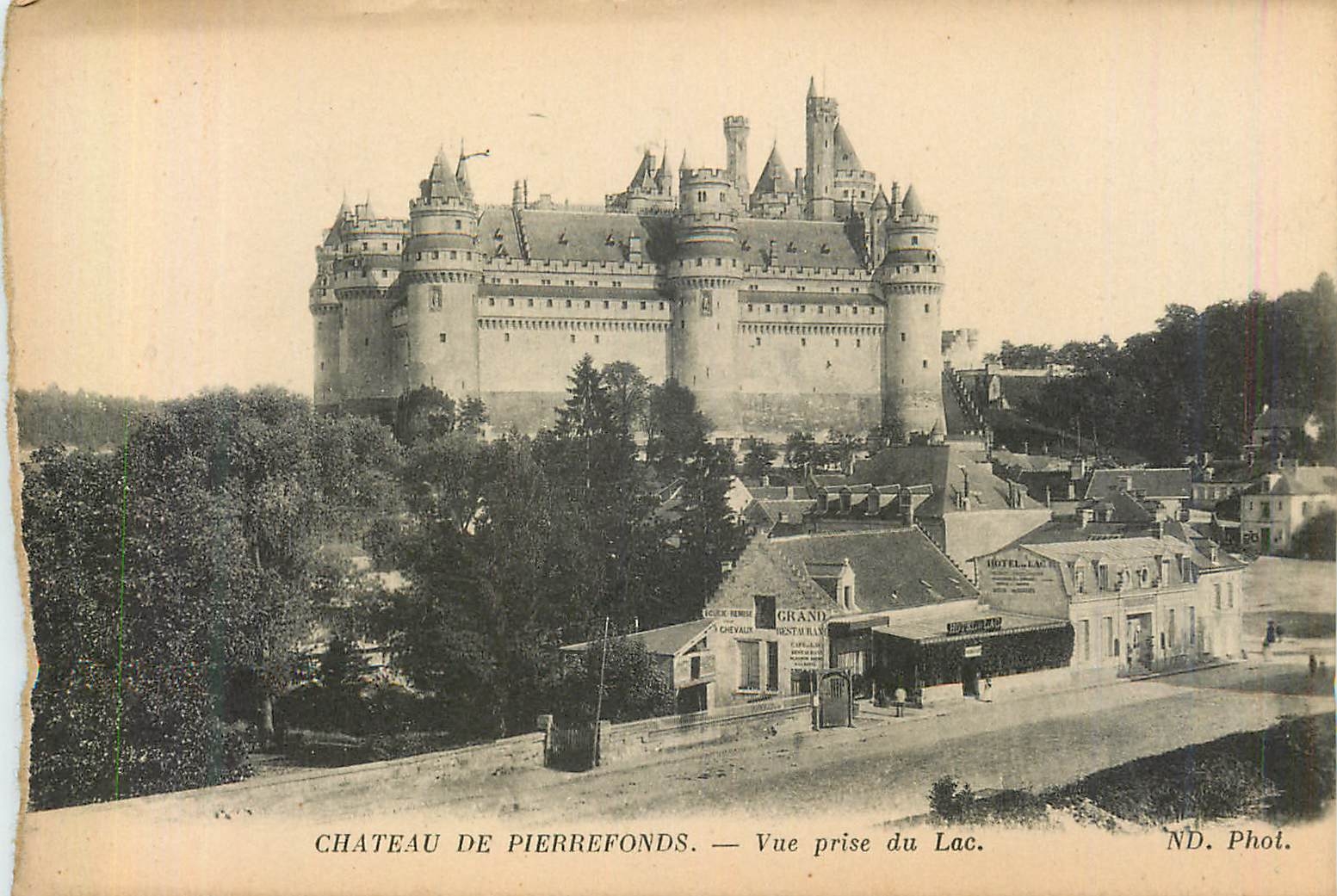 CPA Chateau de Pierrefonds Vue prise du Lac 