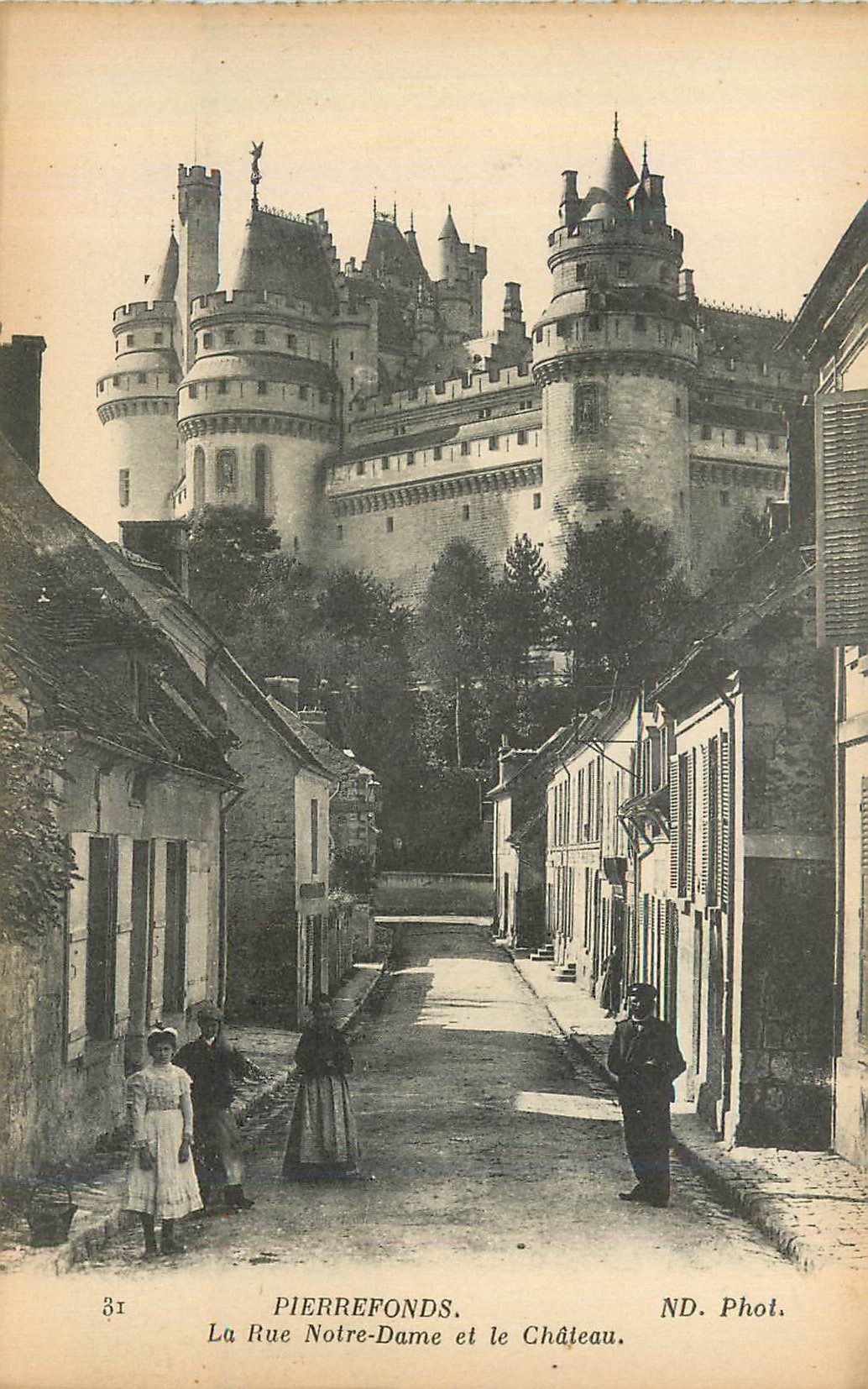 CPA Pierrefonds La Rue Notre Dame et le Chateau