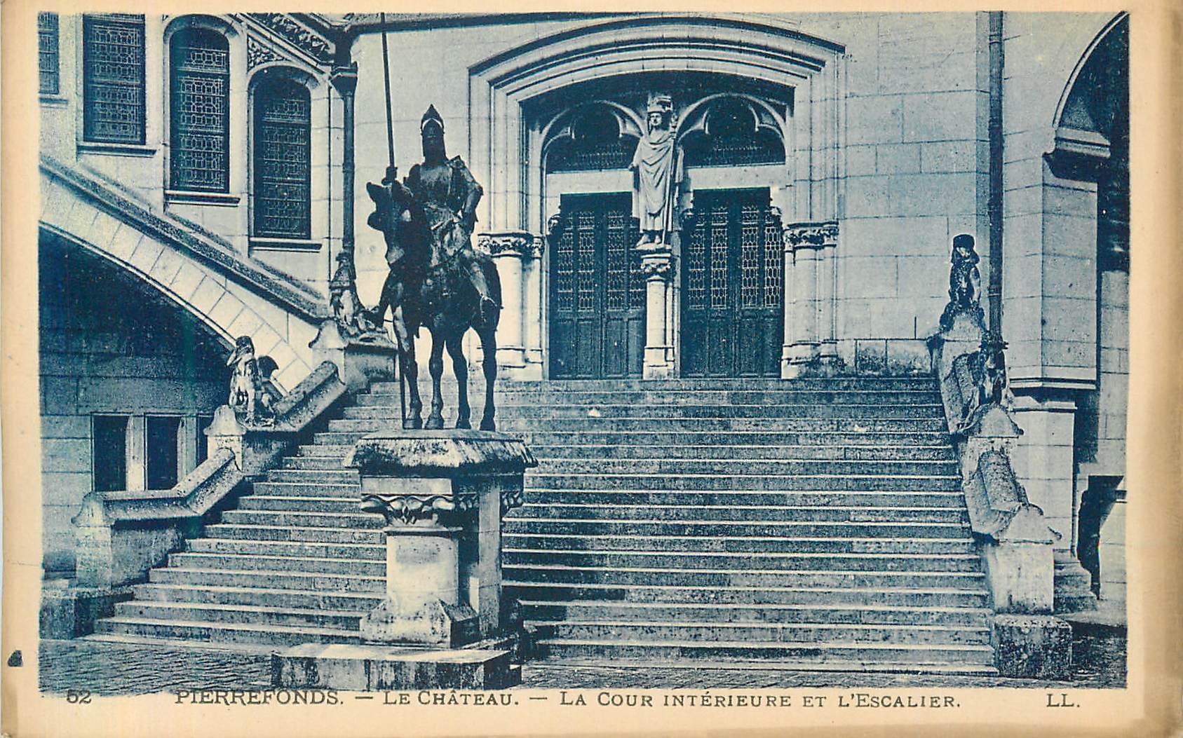 CPA Pierrefonds Le Chateau La Cour Inferieure et l Escalier