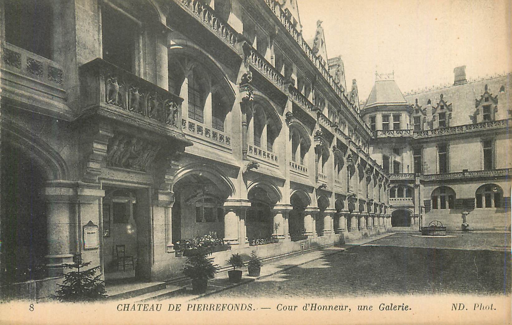 CPA Chateau de Pierrefonds Cour d Honneur une Galerie