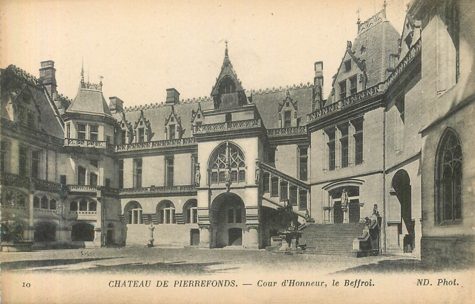 CPA Chateau de Pierrefonds Cour d Honneur Le Beffroi 