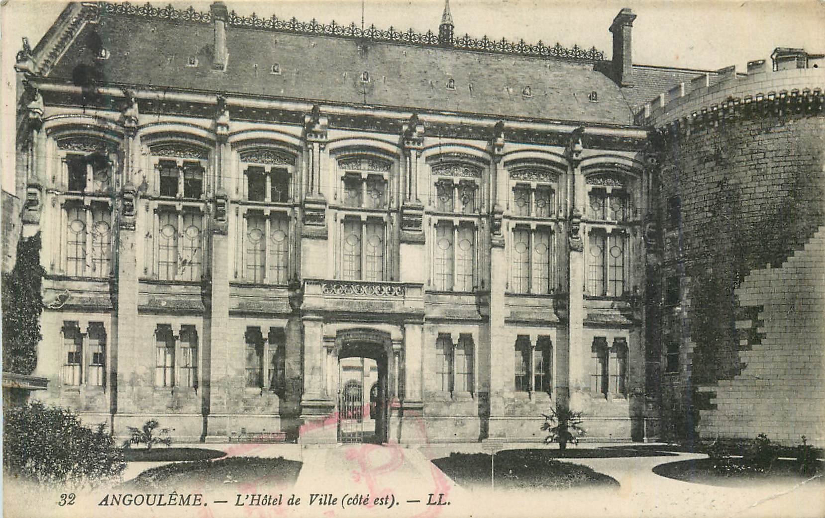 CPA Angouleme L Hotel de Ville cote est
