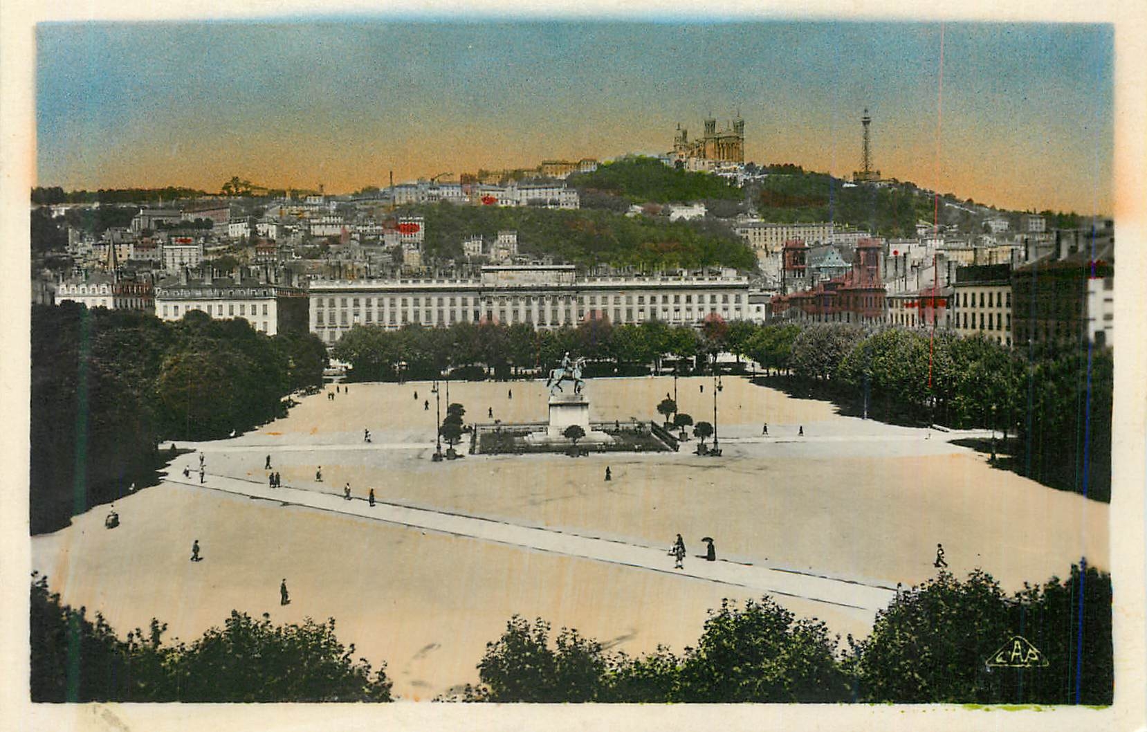 CPA Lyon Place Bellecour et coteau de Fourviere 