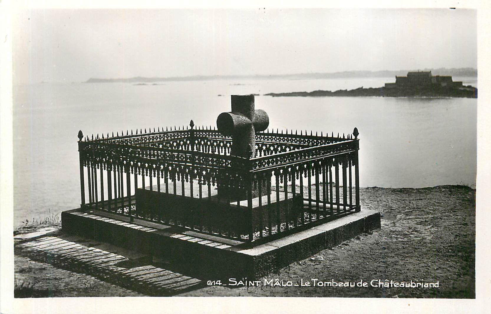 CPM Saint Malo Le Tombeau de Chateaubriand