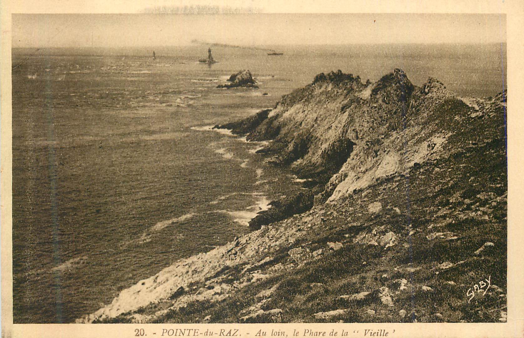 CPA Pointe du Raz au Loin le Phare de la Vieille