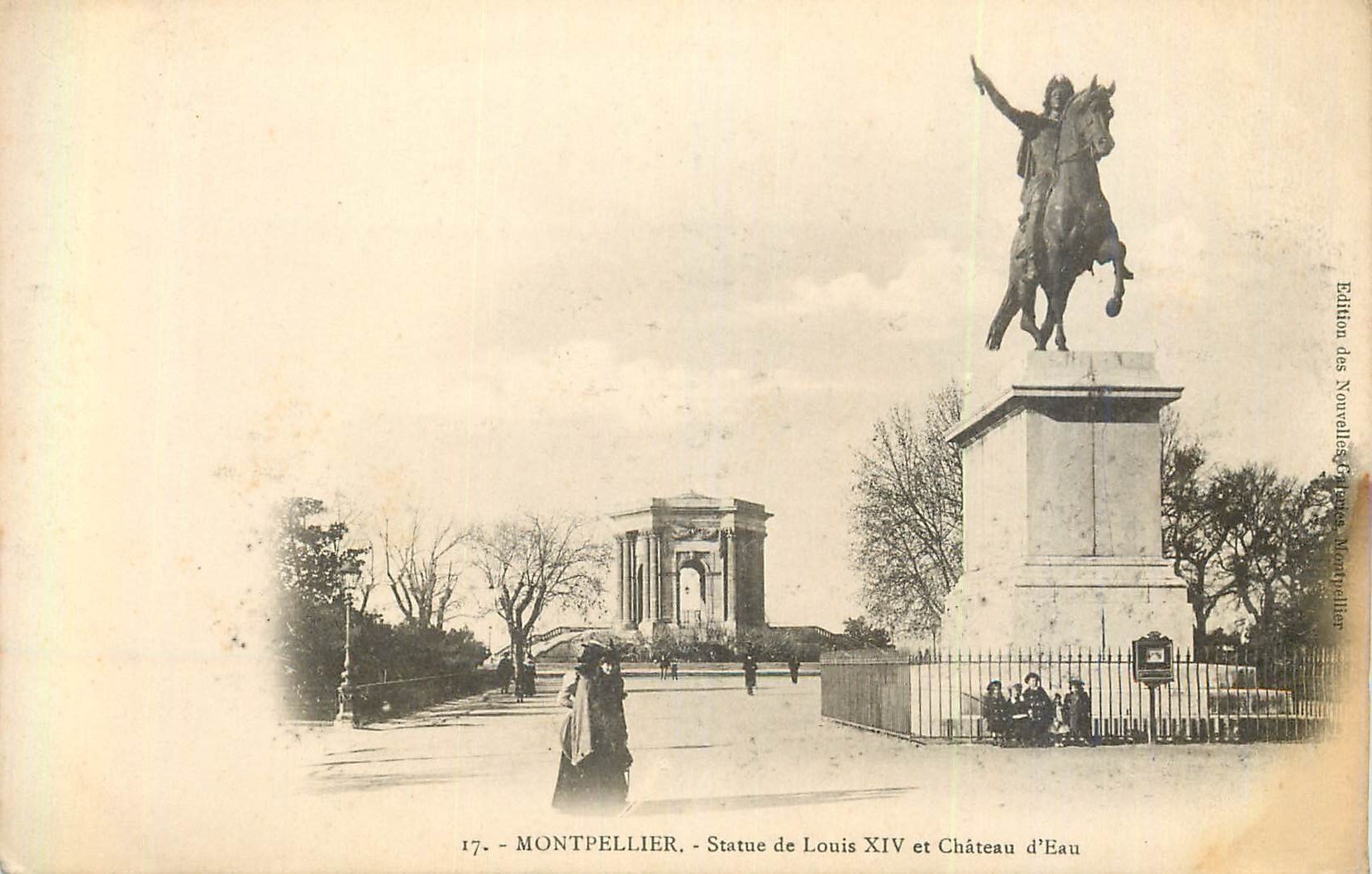 CPA Montpellier Statue de Louis XVI et Chateau d'Eau