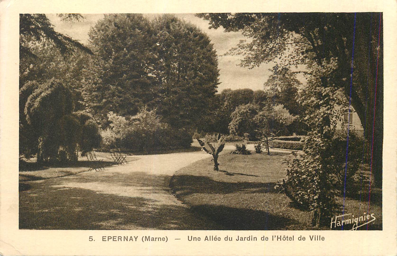 CPA Epernay (Marne) Une Allee du Jardin de L'Hotel de Ville