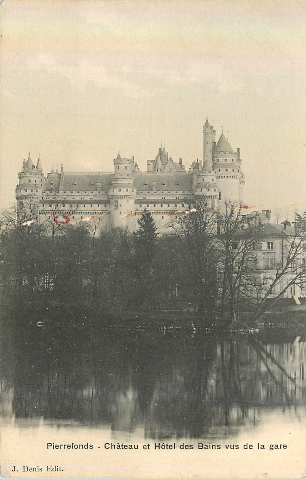 CPA Pierrefonds Chateau et Hotel des Bains vus de la Gare