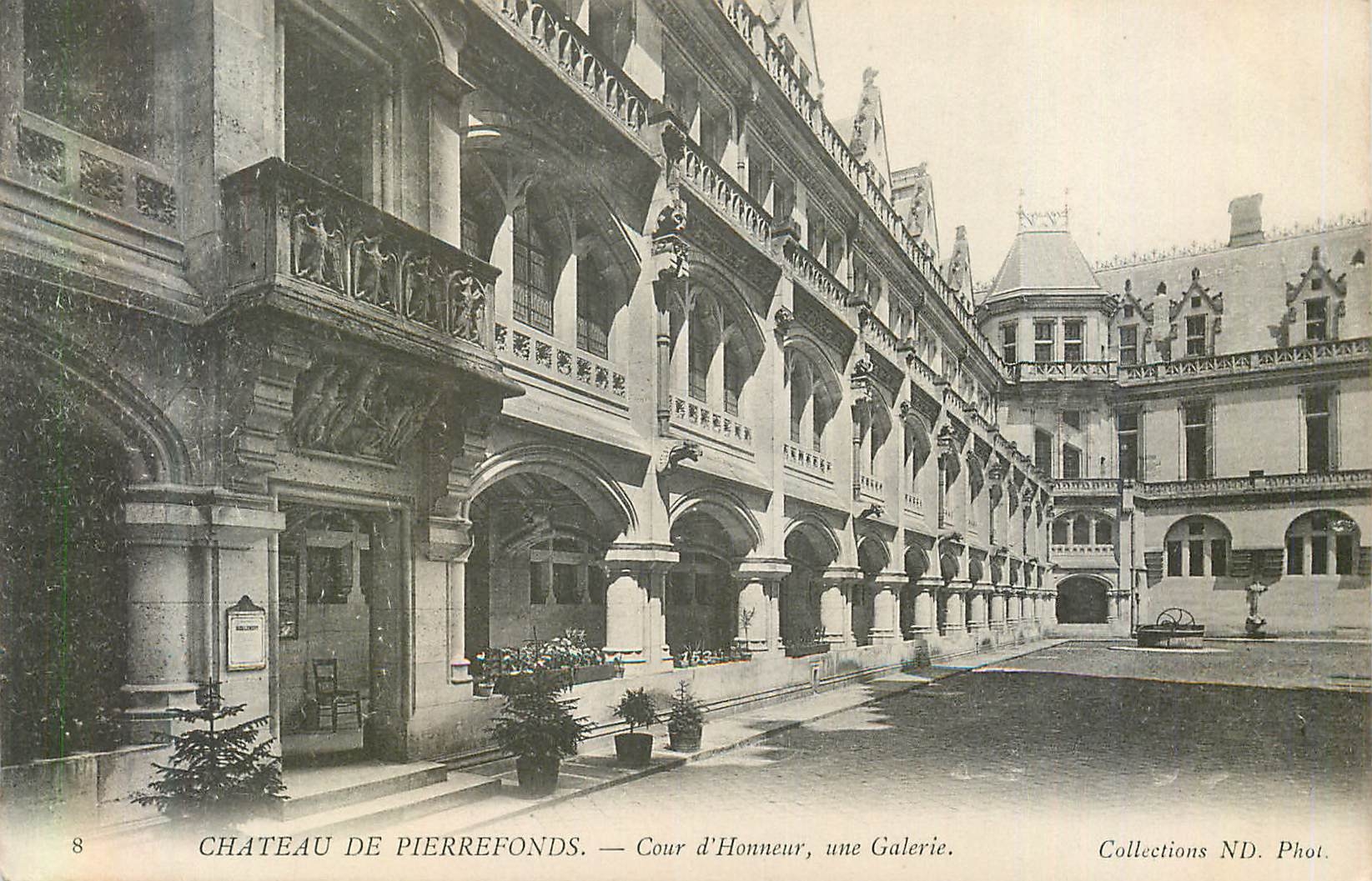 CPA Chateau de Pierrefonds Cour d'Honneur une Galerie