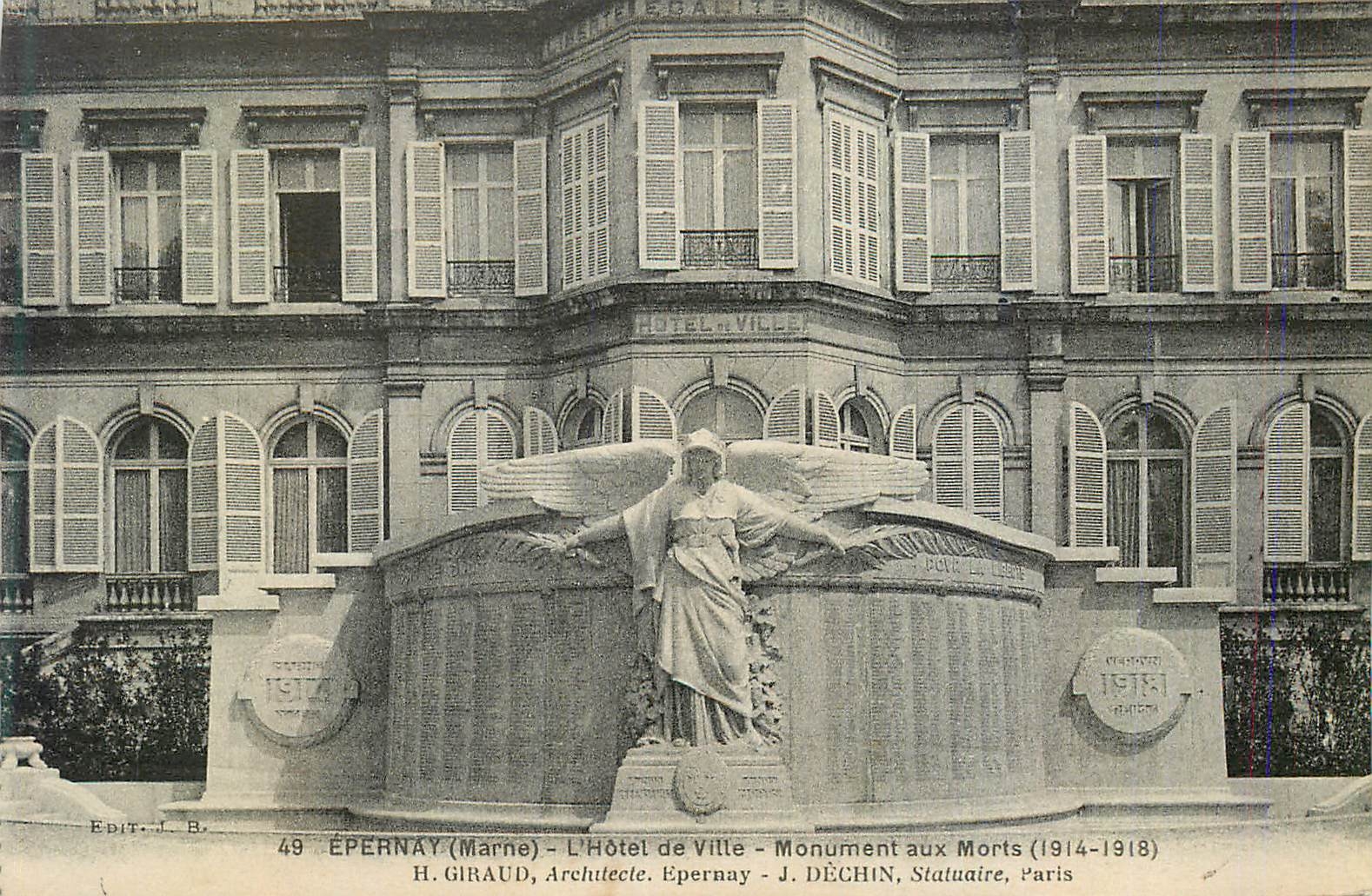 CPA Epernay (Marne) L'Hotel de Ville Monument aux Morts (1914 1918) Militaria
