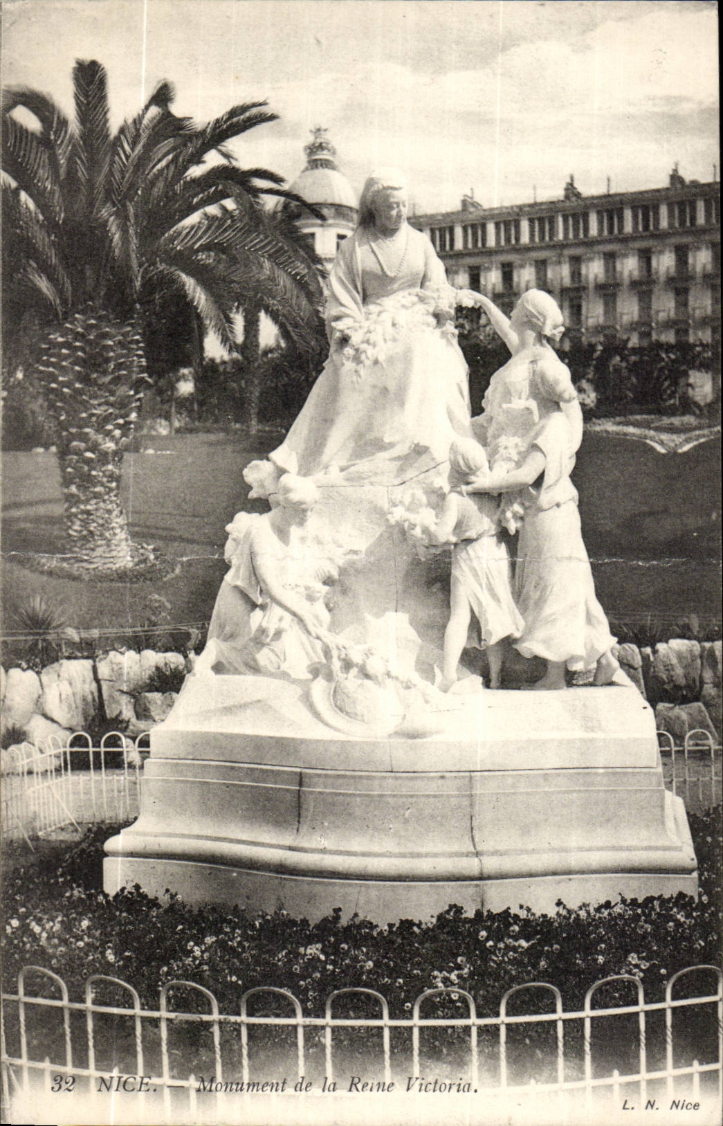 Nice CPA Monument of the Victoria queen