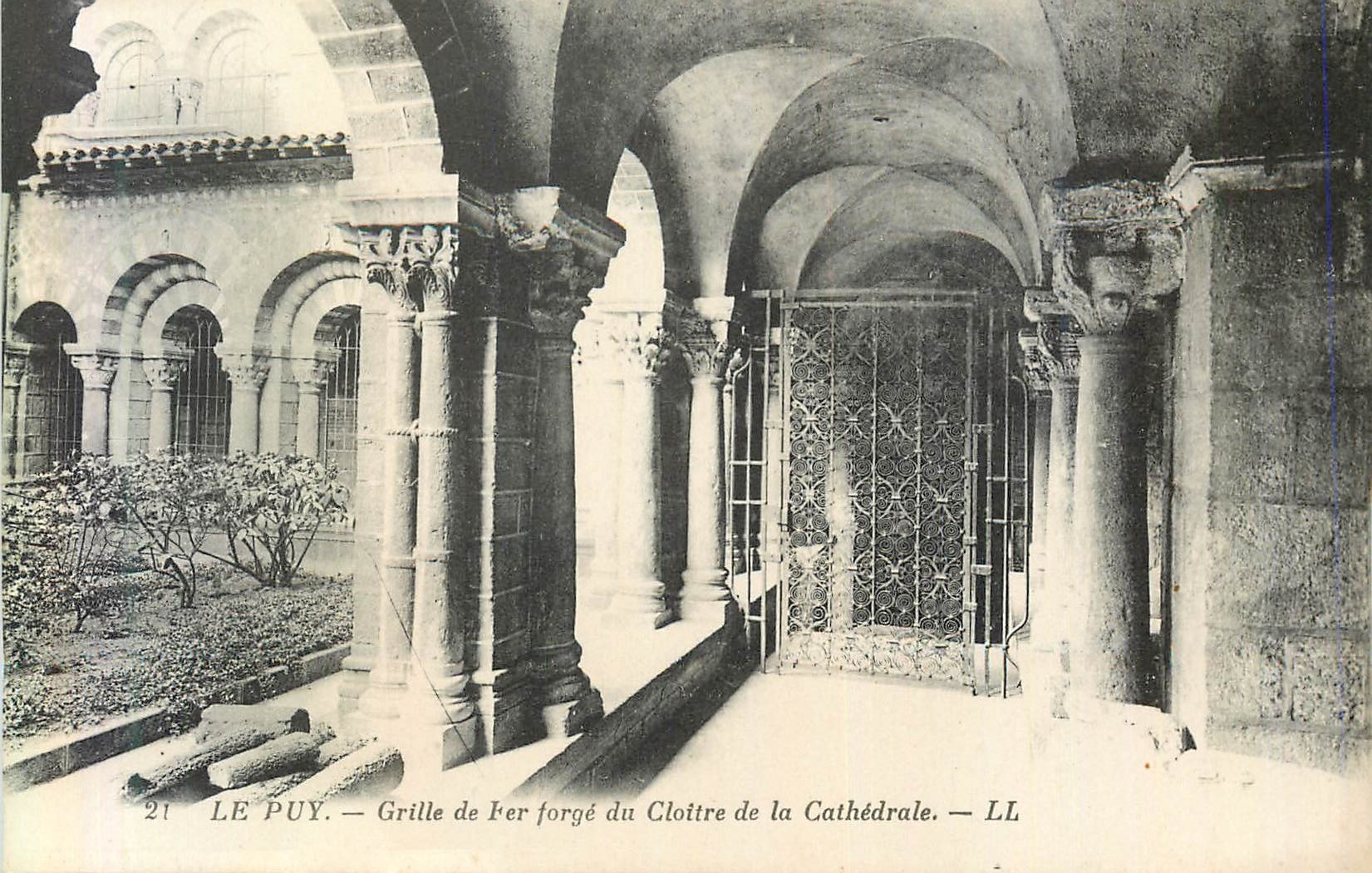 CPA 21 le puy grille de fer forge du cloitre de la cathedrale