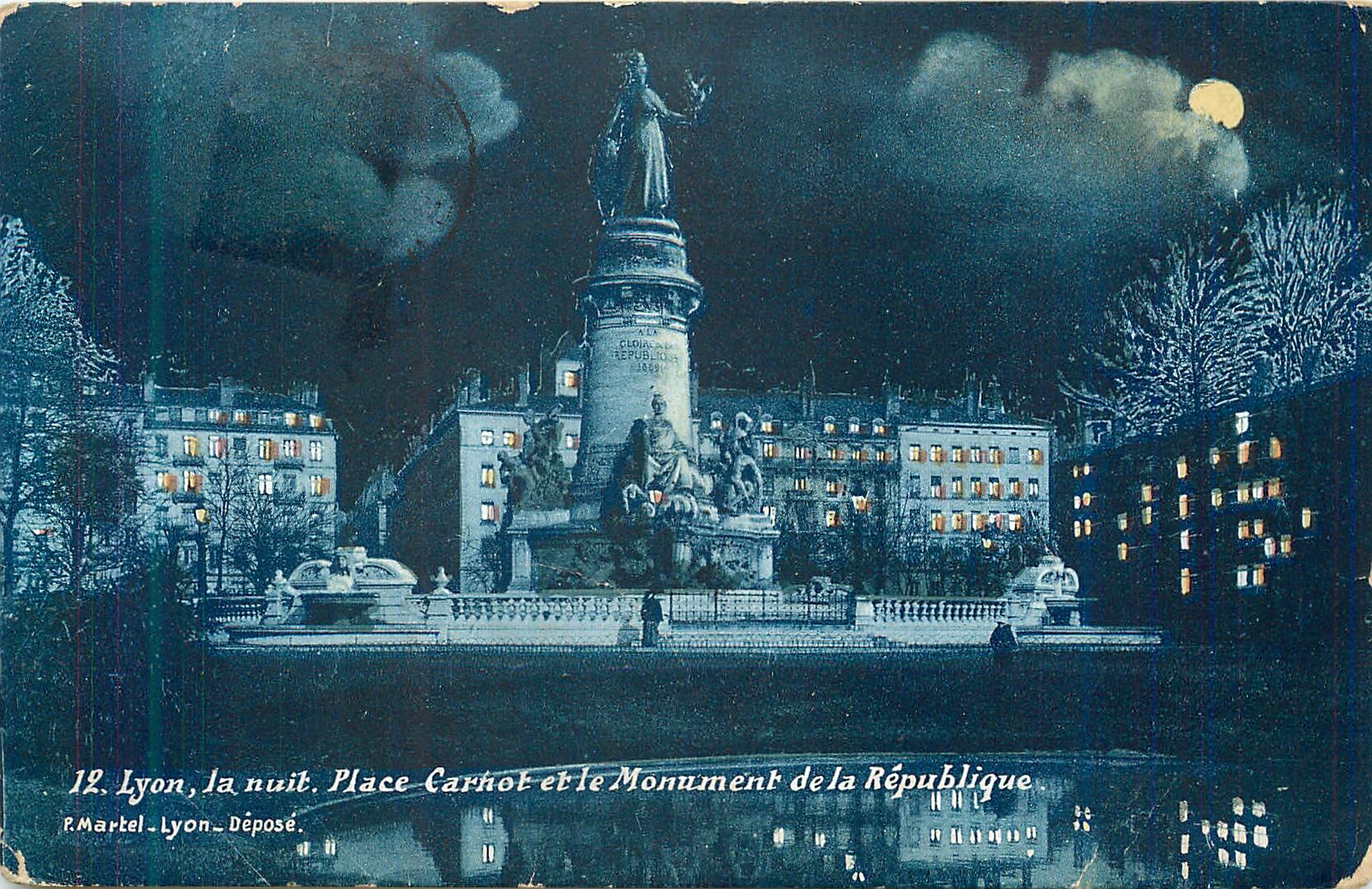 CPA 12 lyon la nuit place carnet et le manument de la republique