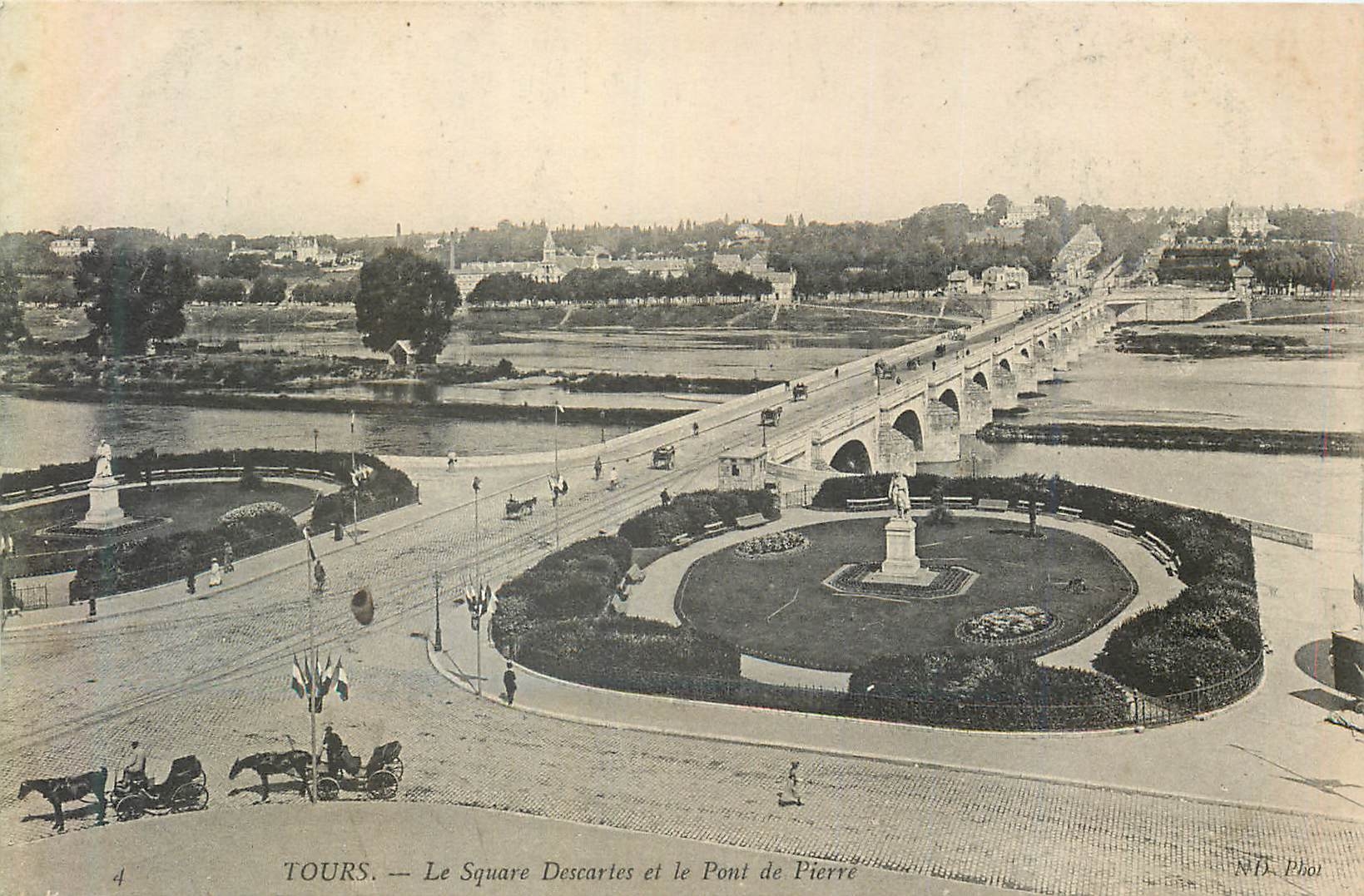 CPA Tours le square descartes et le pont de pierre