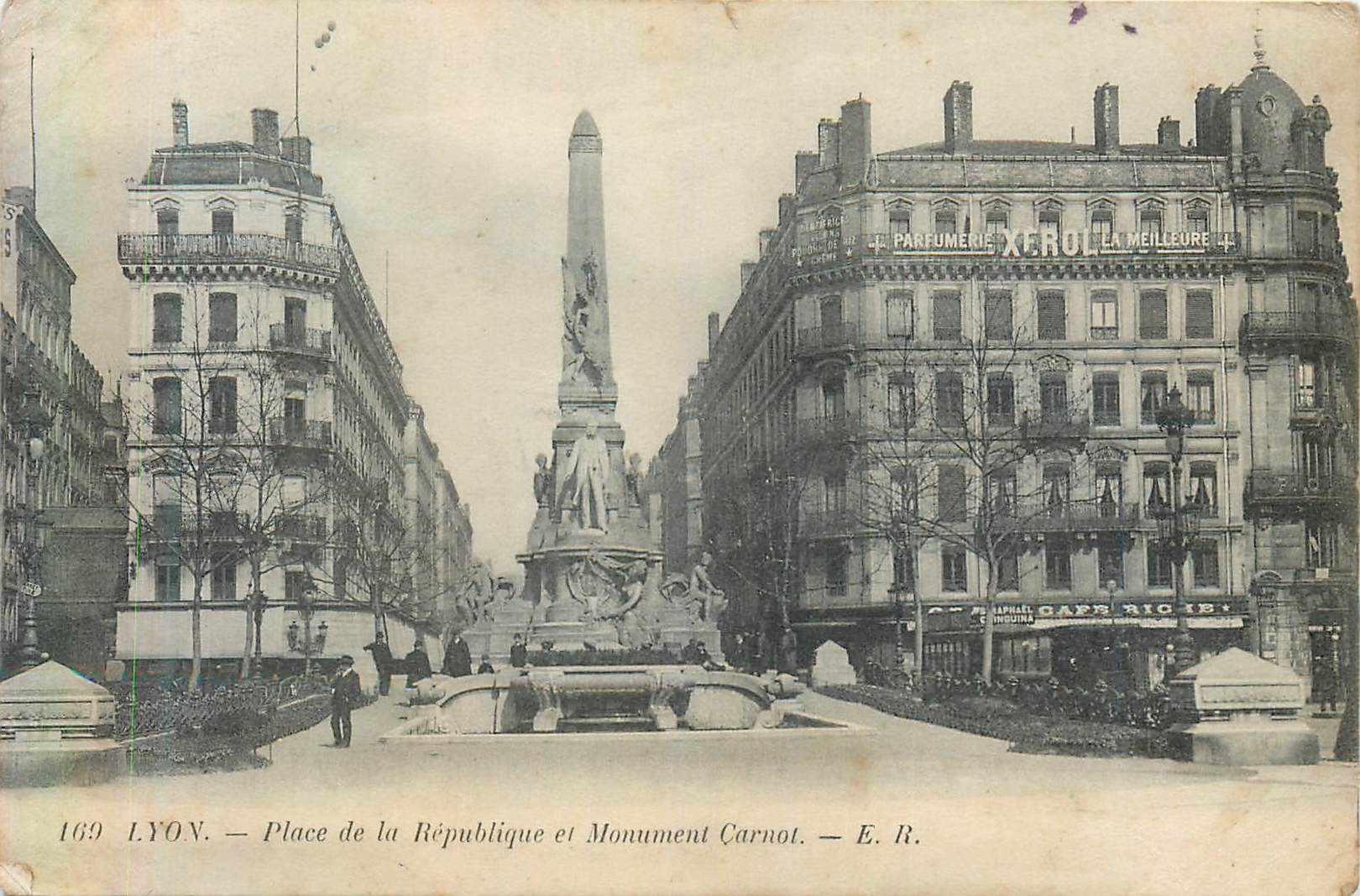 CPA 169 lyon place de la republique et monument carnot