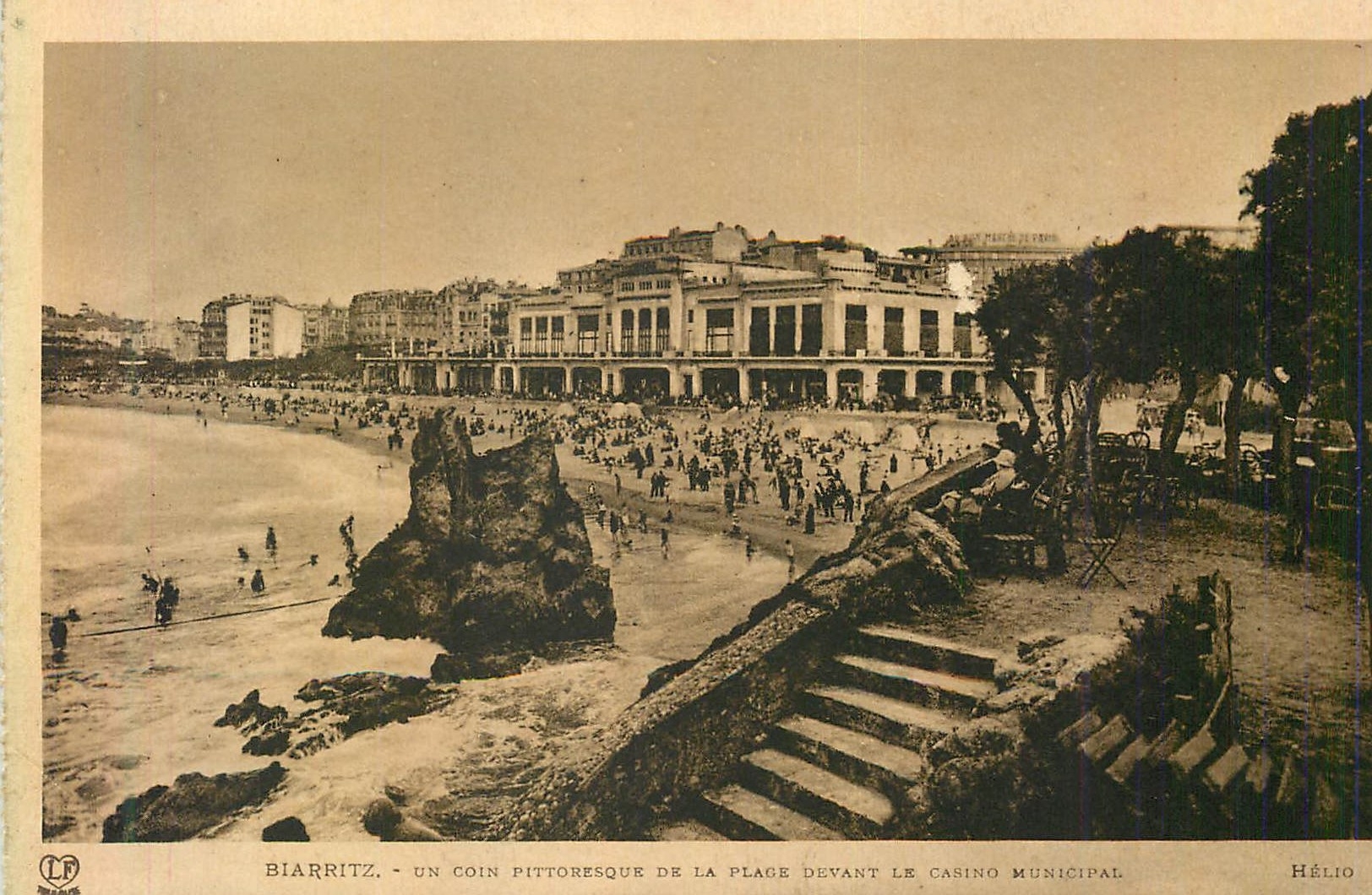 CPA Biarritz un coin pittoresque de la place devant le casino municipal