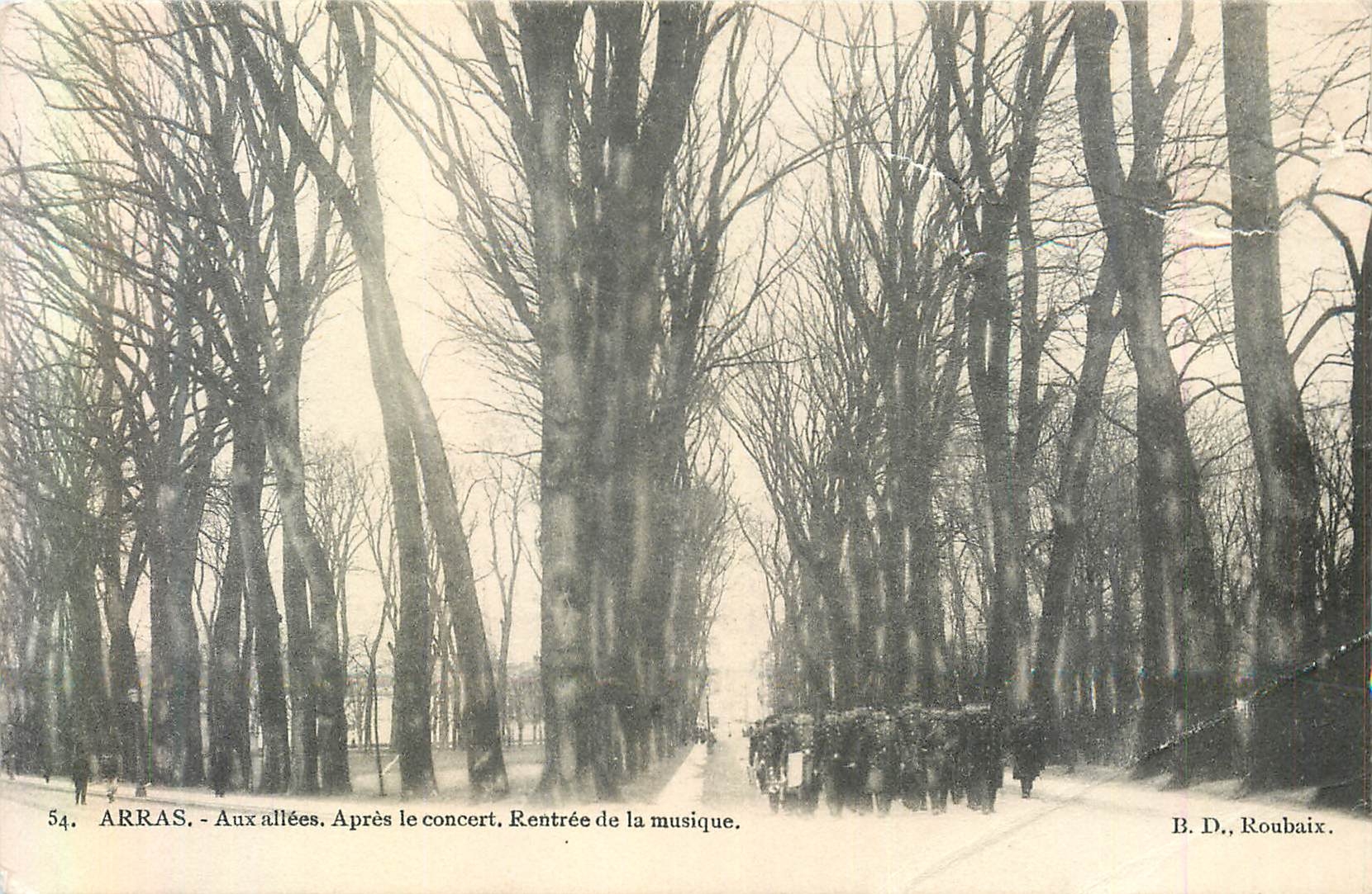 CPA 54 arras aux allees apres le concert rentree de la musique Militaria