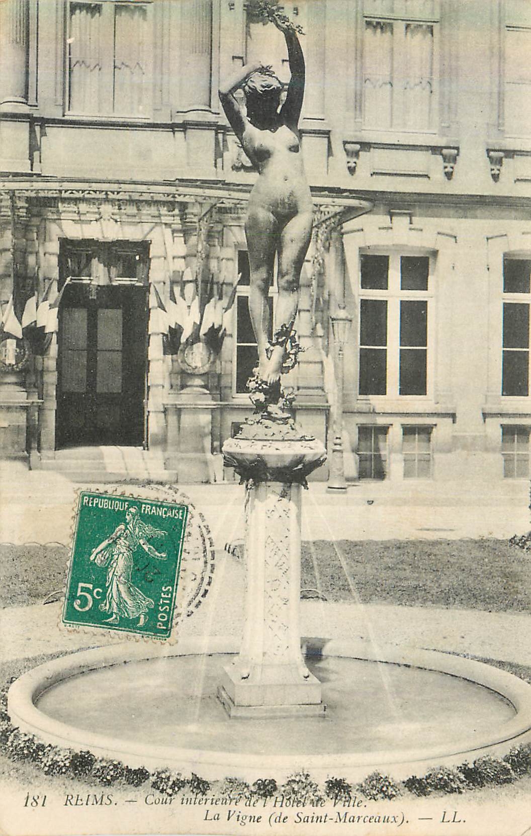 CPA Reims cour interieure de l hotel de ville la vigne (de saint marceaux)