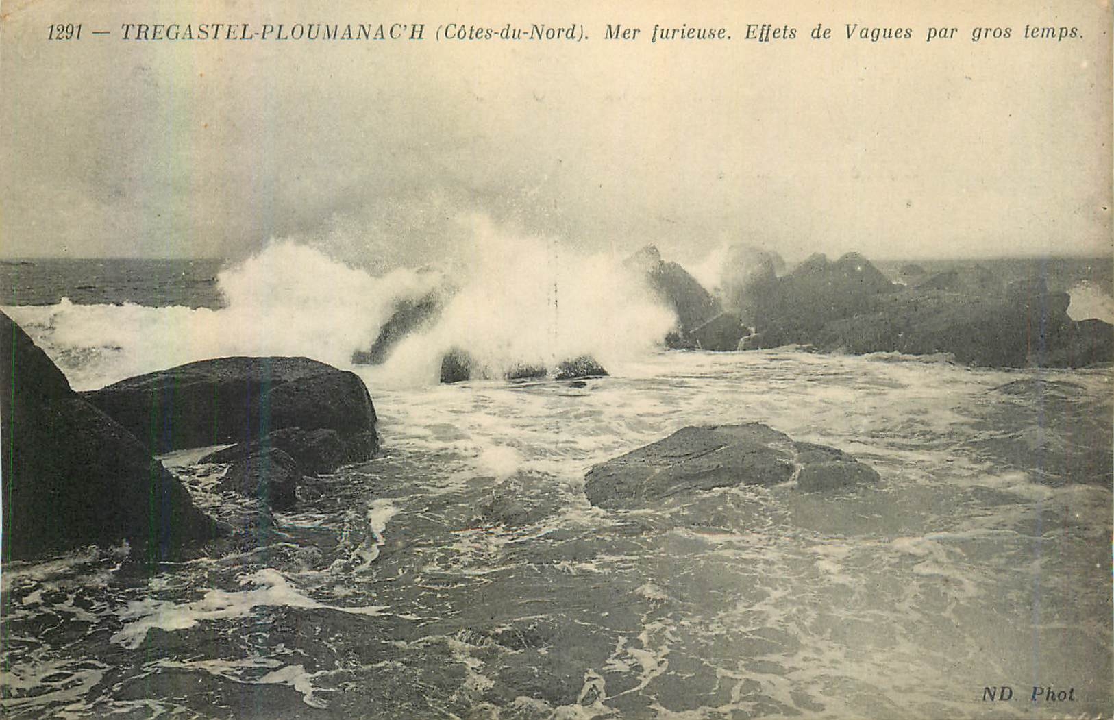 CPA Tregastel Ploumanach (Cotes du Nord) Mer Furieuse Effets de Vagues par Gros Temps