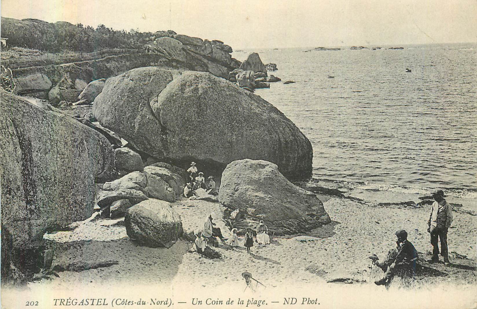 CPA Tregastel (Cotes du Nord) Un Coin de la Plage