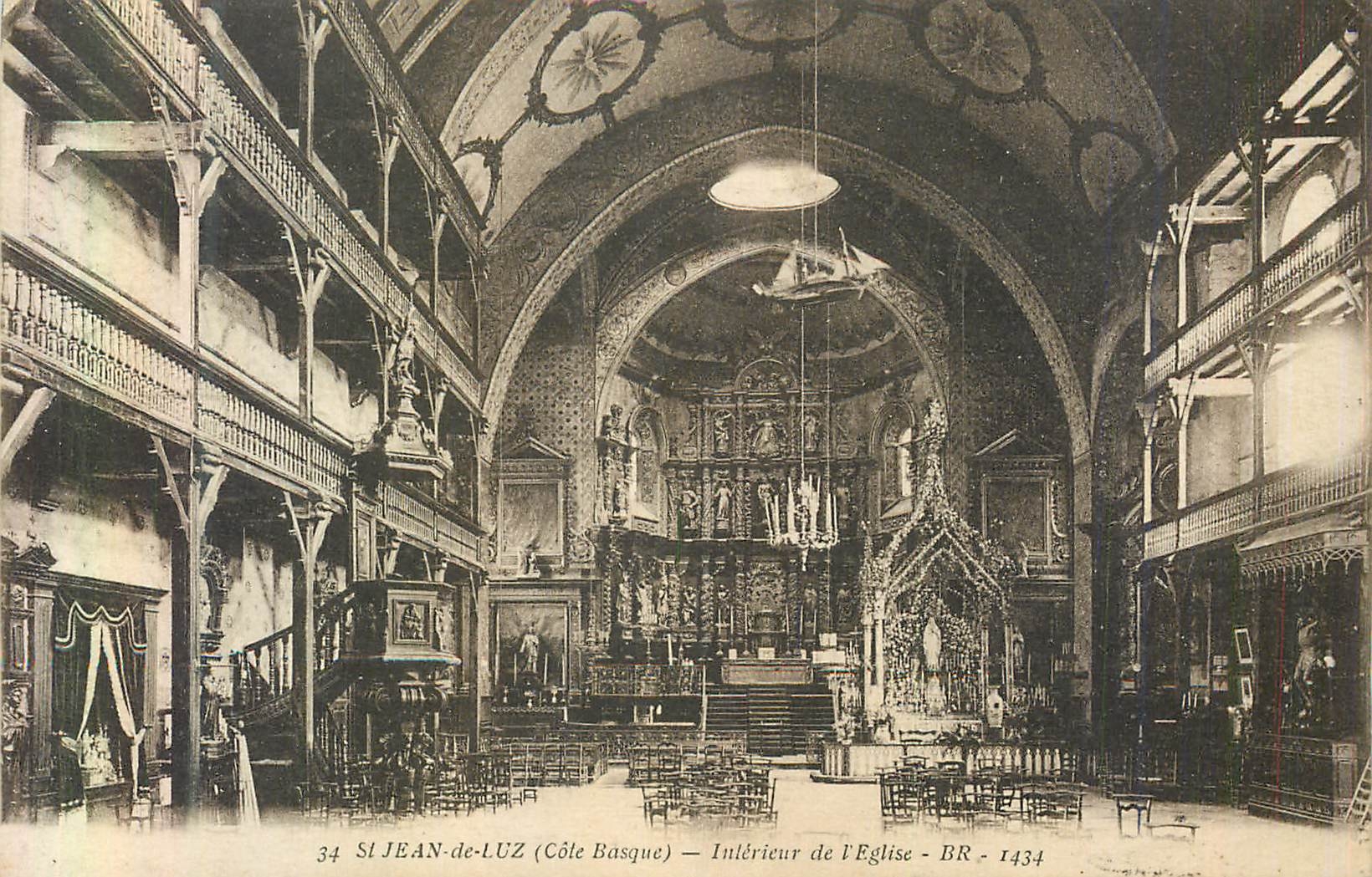 CPA St Jean de Luz (Cote Basque) Interieur de l'Eglise