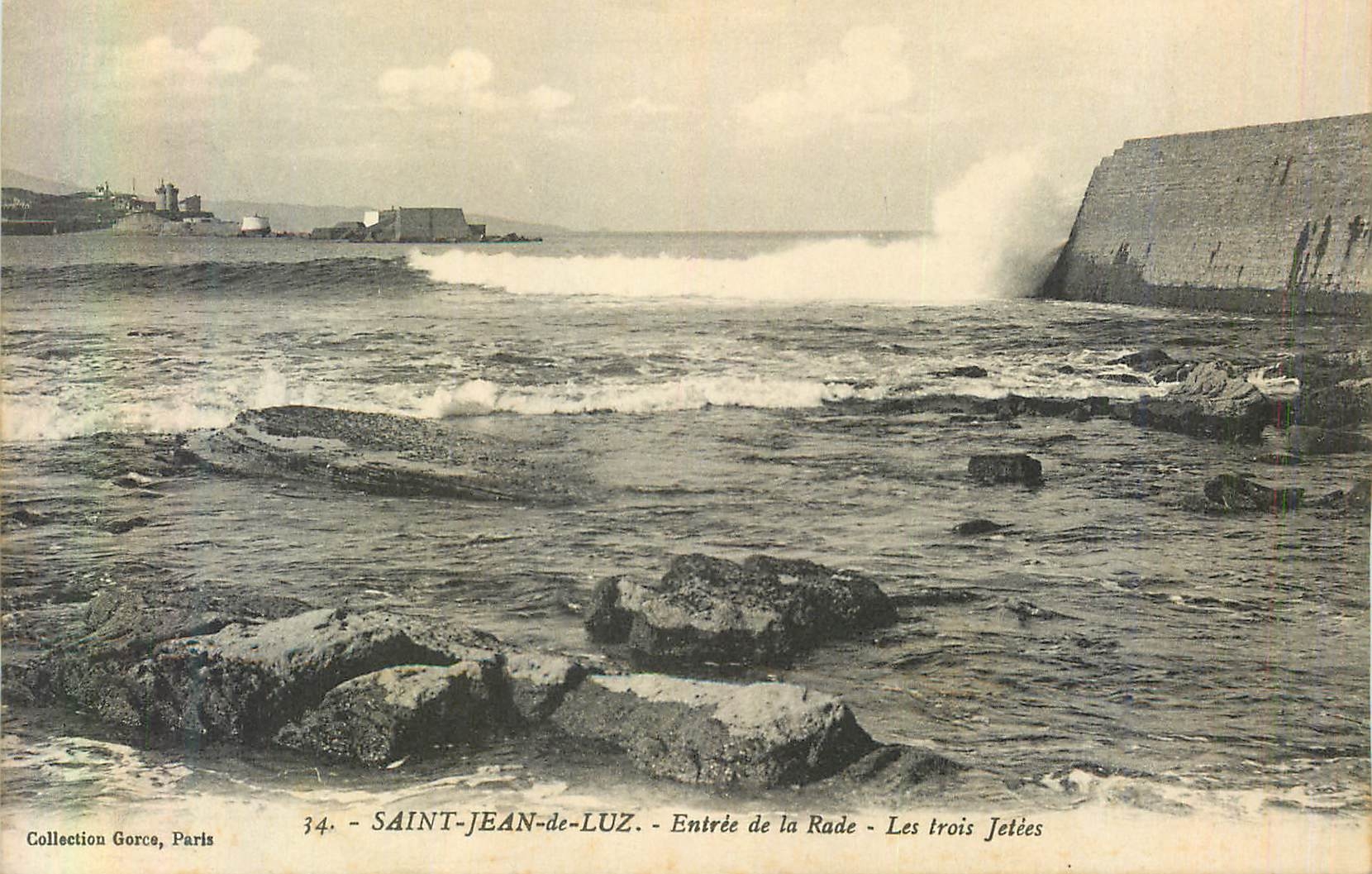CPA Saint Jean de Luz Entree de la Rade Les Trois Jetees