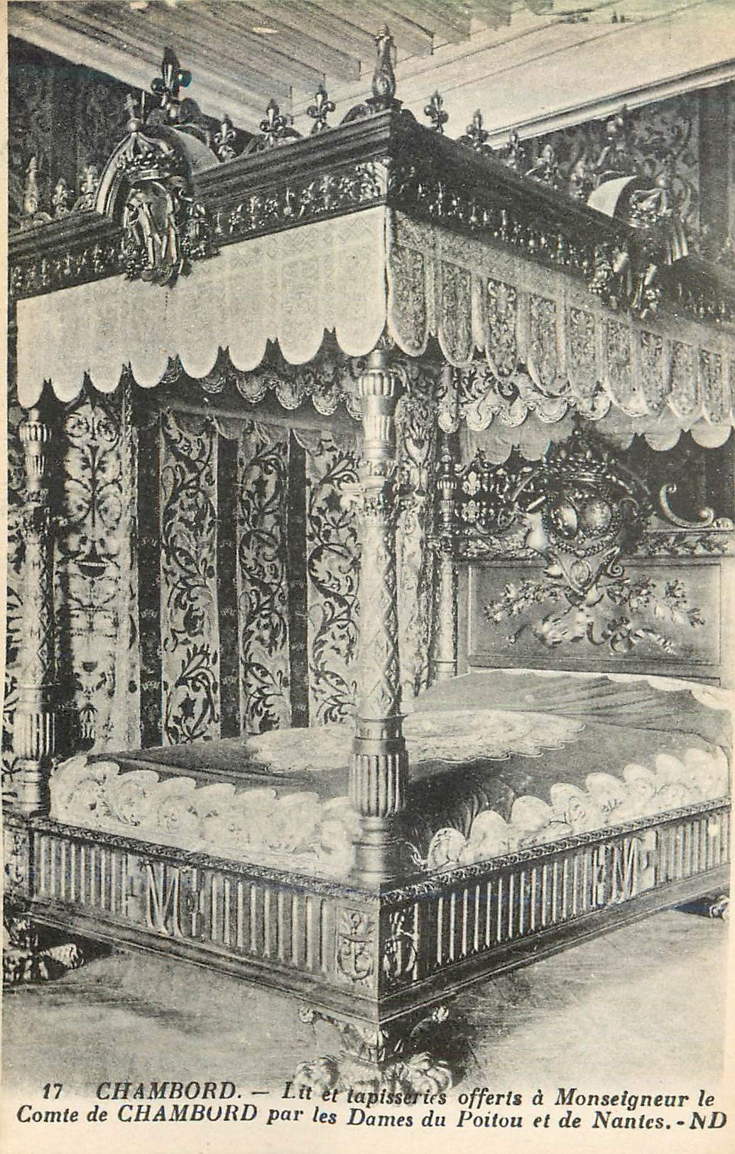 CPA Chambord Lit et Tapisseries Offerts a Monseigneur le Comte de Chambord par les Dames du Poitou et de Nantes