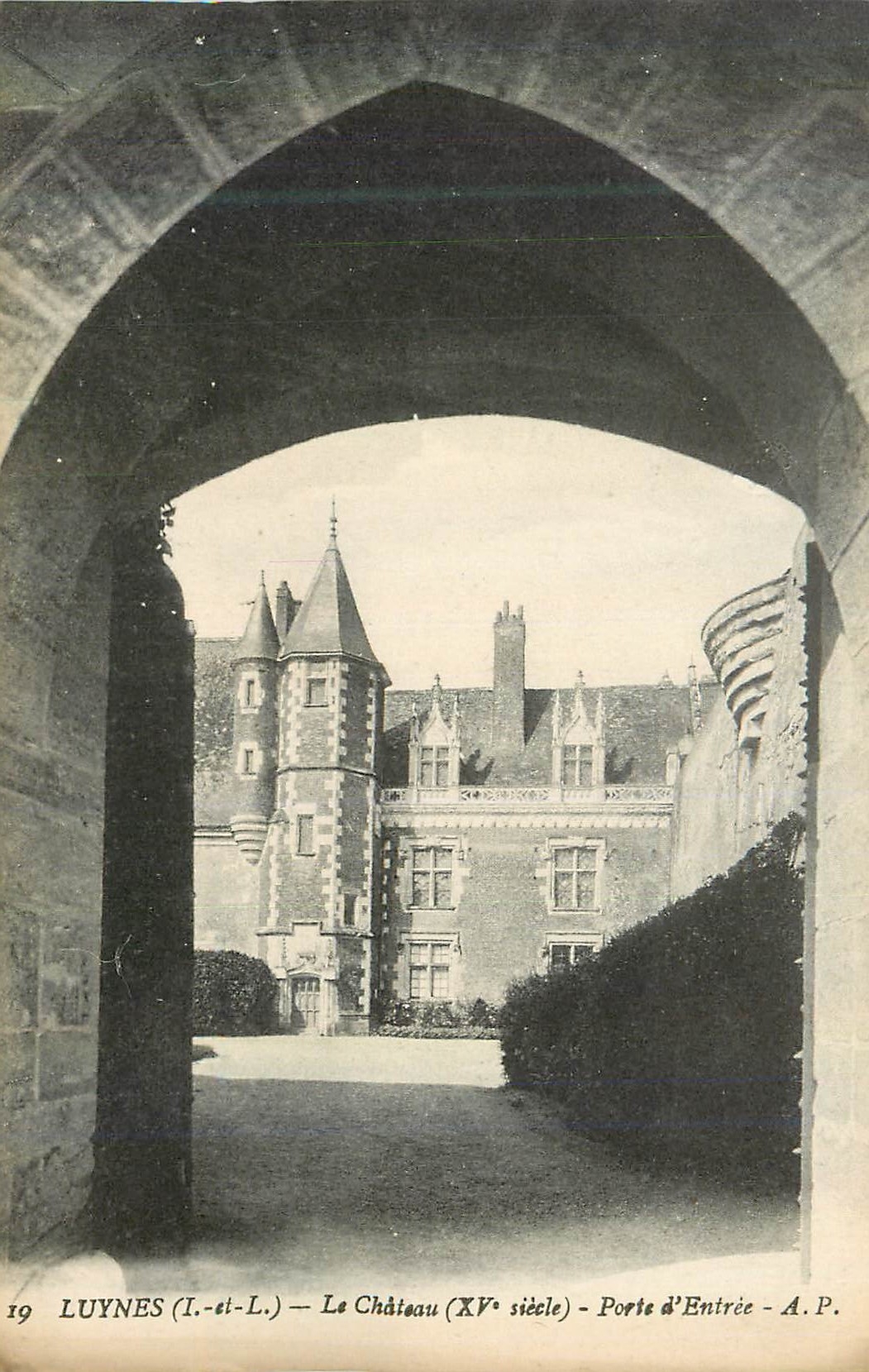 CPA Luynes (I et L) Le Chateau (XVe Siecle) Porte d'Entree