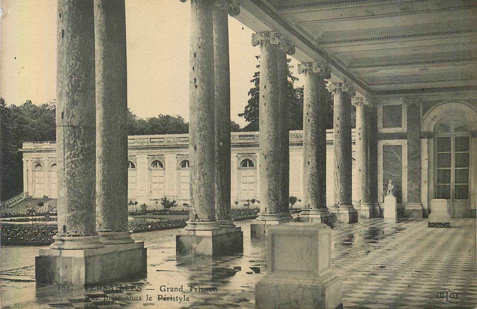 CPA Versailles Vue prise sous le Peristyle