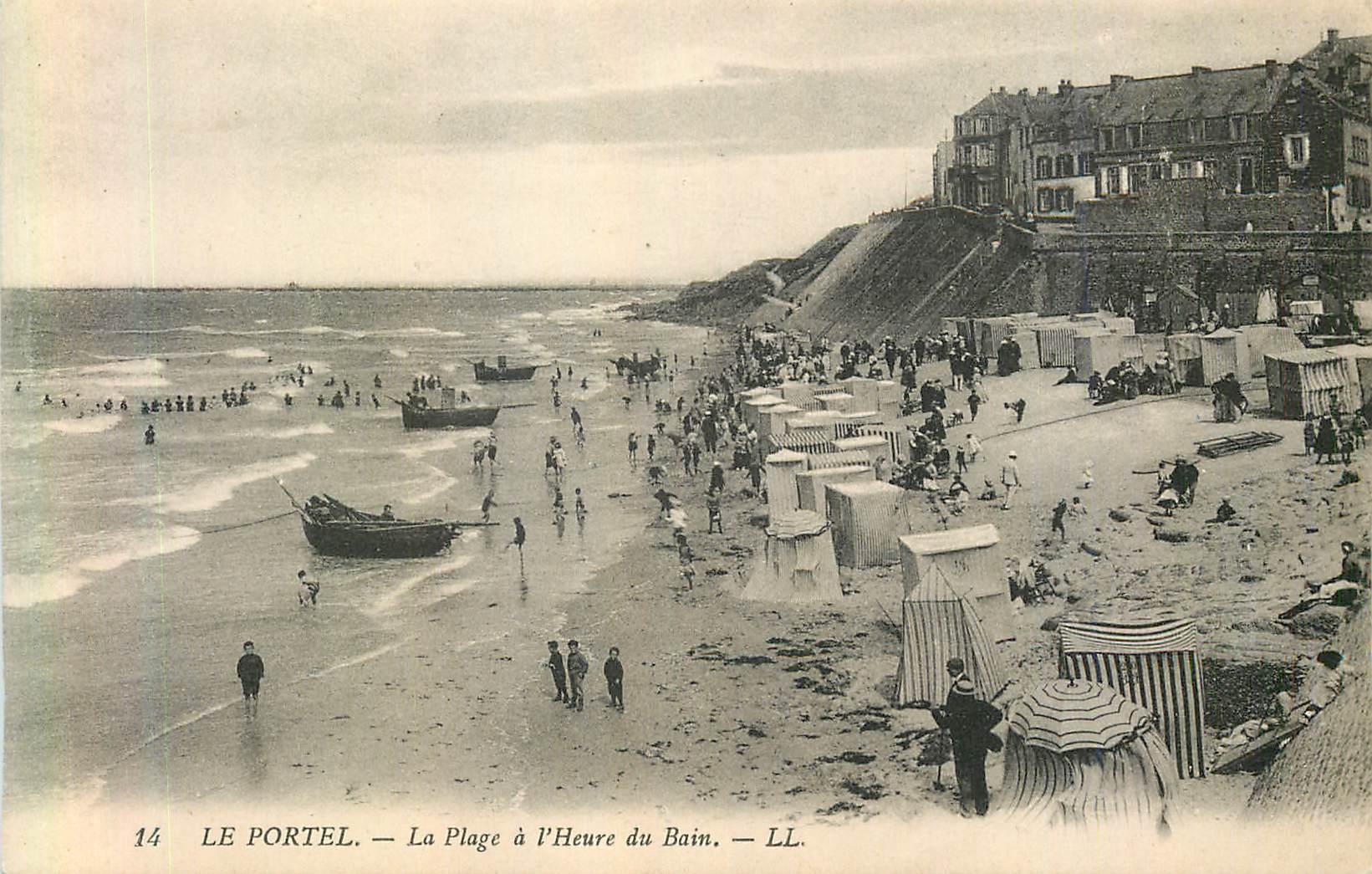 CPA Le Portel La Plage a L'Heure du Bain