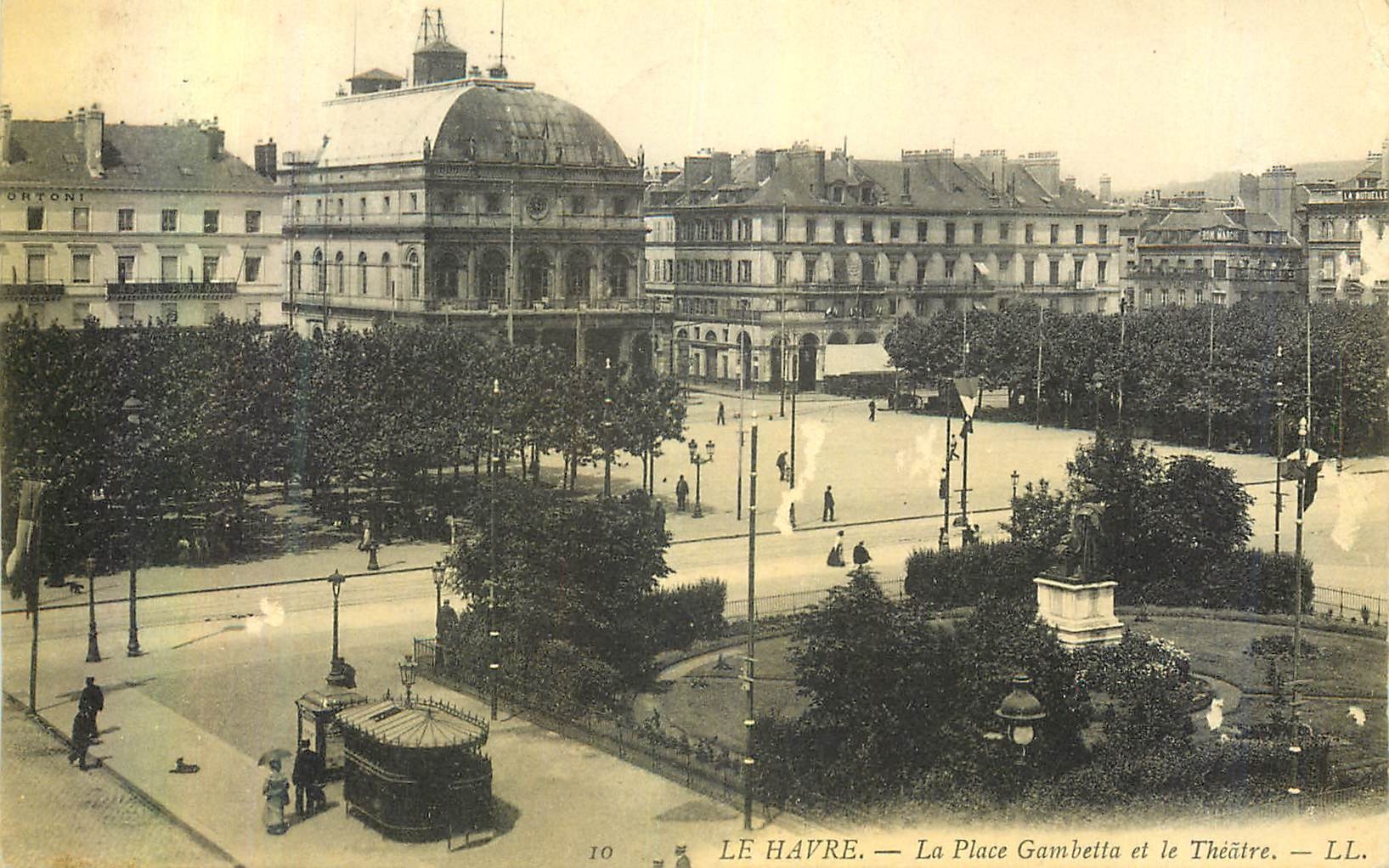 CPA le Havre la Place Gambetta et le Theatre