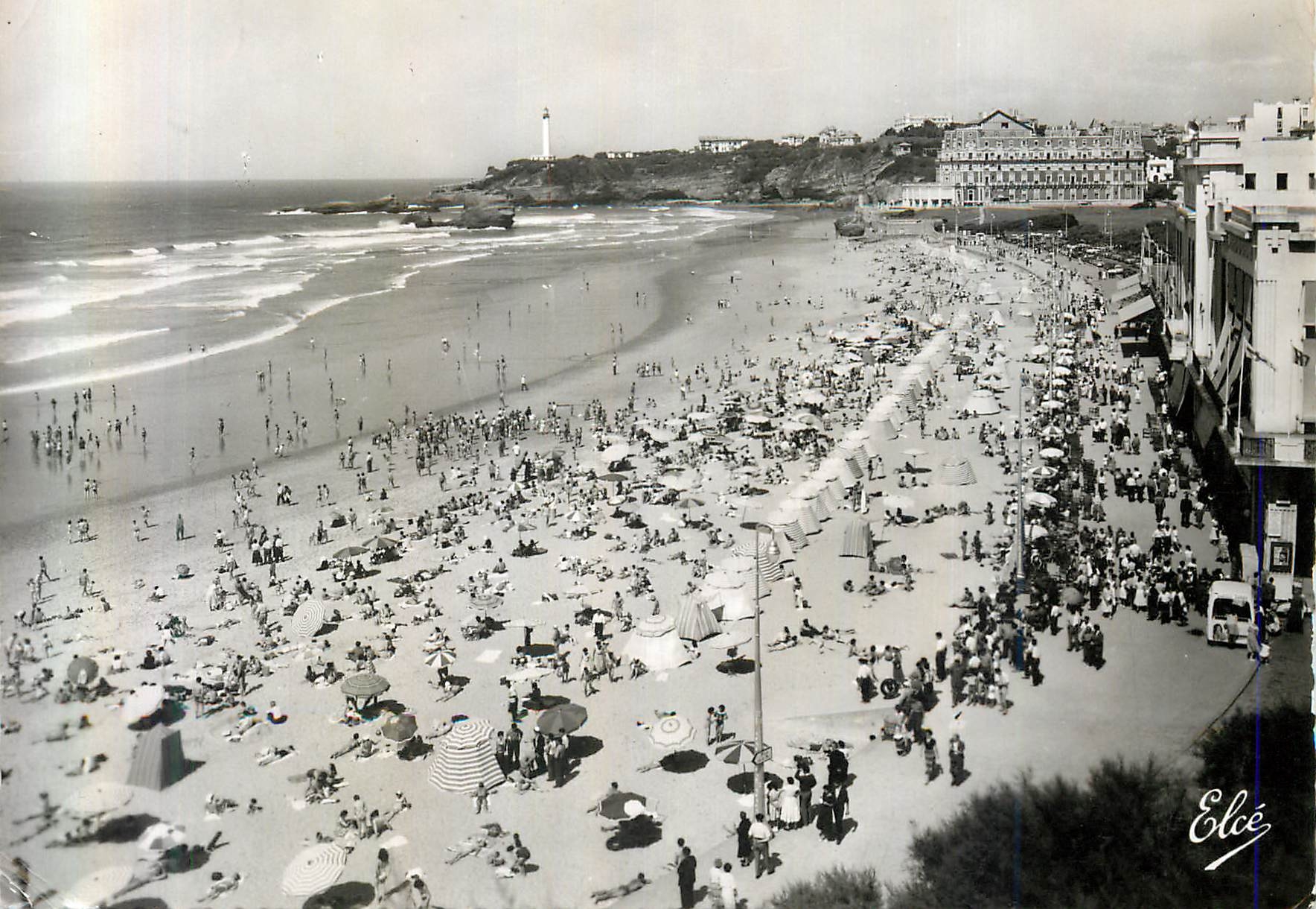 CPM Biarritz (Basses Pyrenees) La Grande Plage Au fond Le Phare