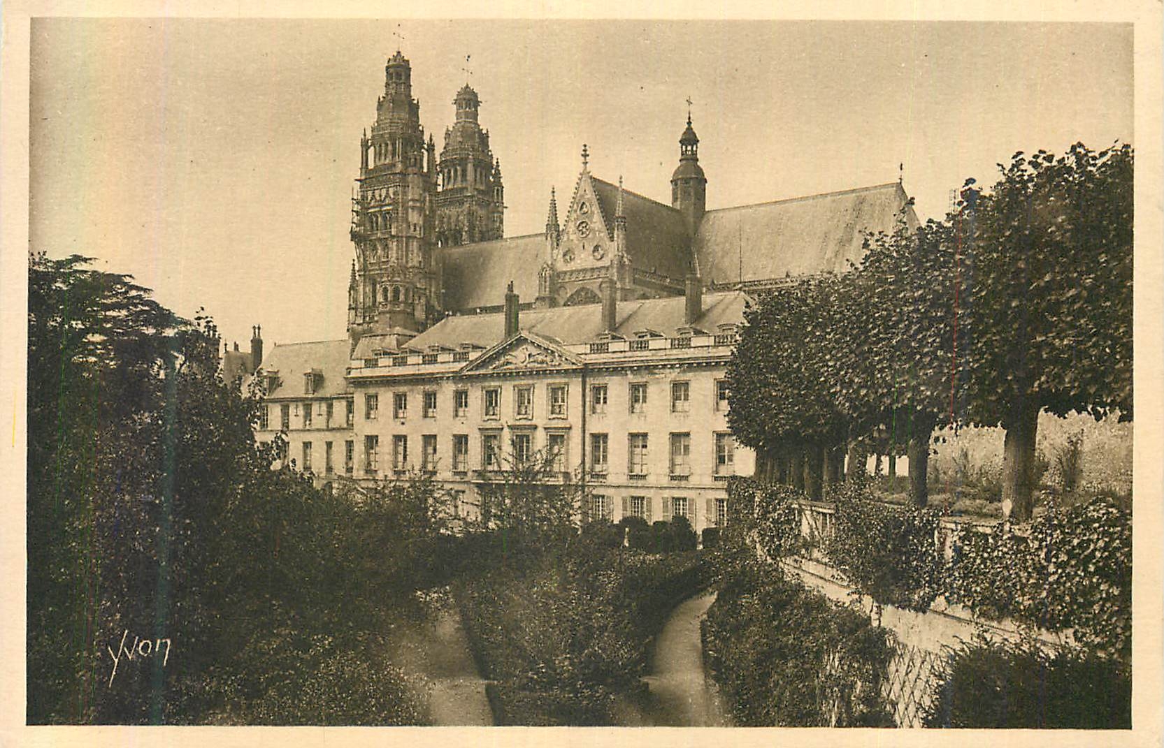 CPA Tours La Douce France Le Musee et la Cathedrale St Gatien