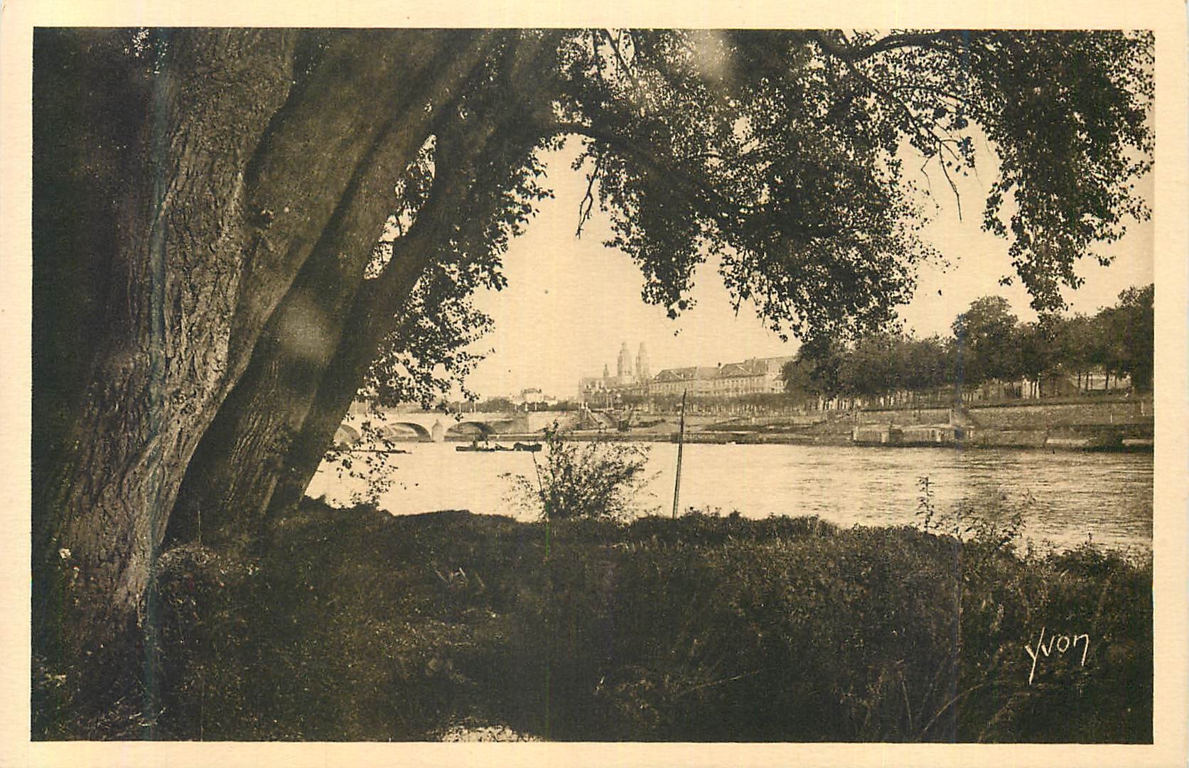 CPA Tours La Douce France Bords de la Loire La Cathedrale et Pont de Pierre
