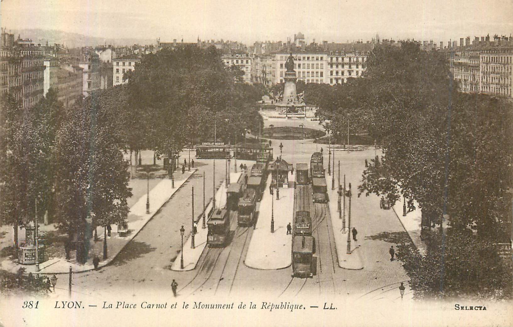 CPA Lyon La Place Cornot et le Monument de la Republique Tramway
