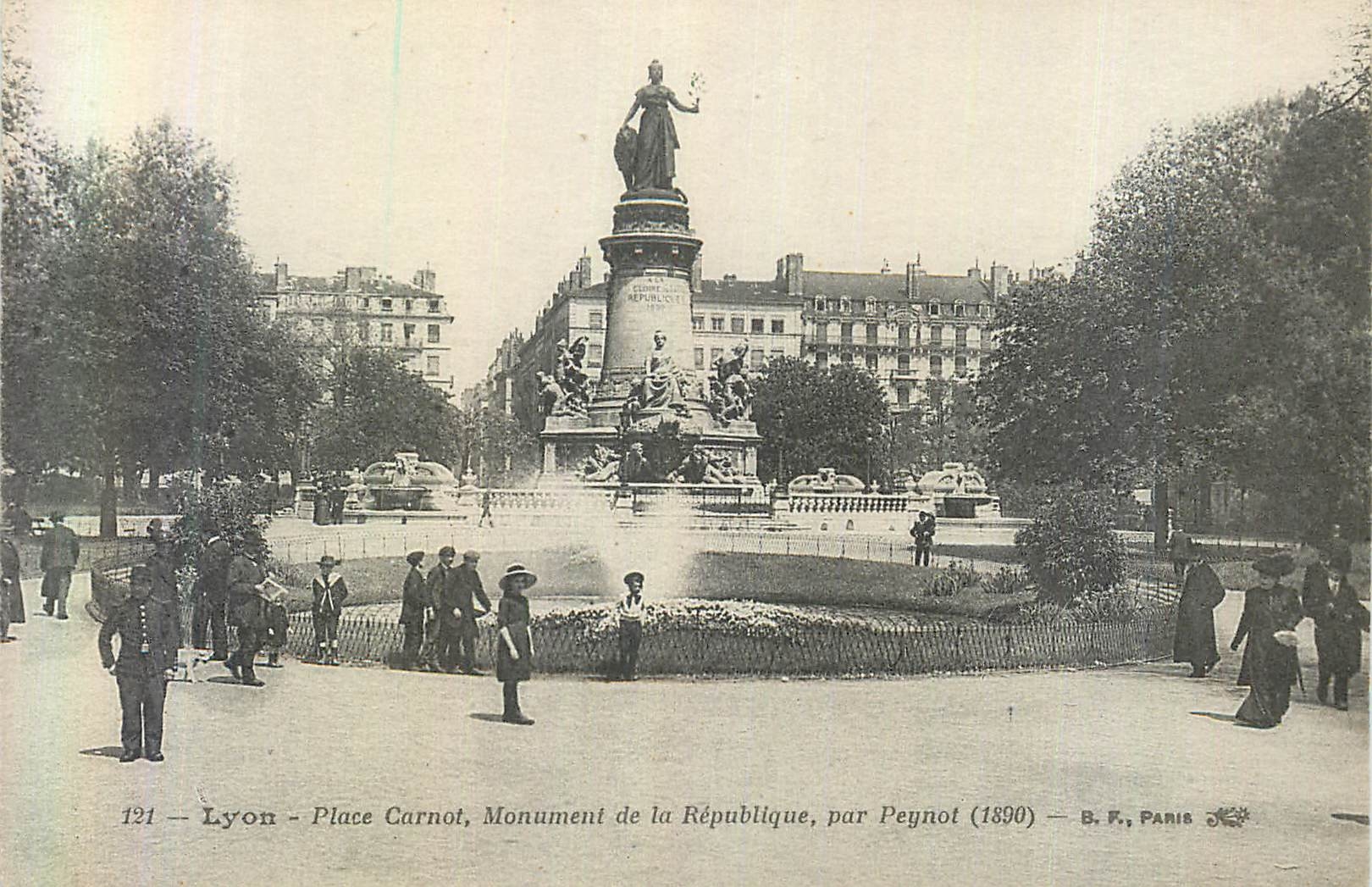 CPA Lyon Place Carnot Monument de la Republique par Peynot (1890)