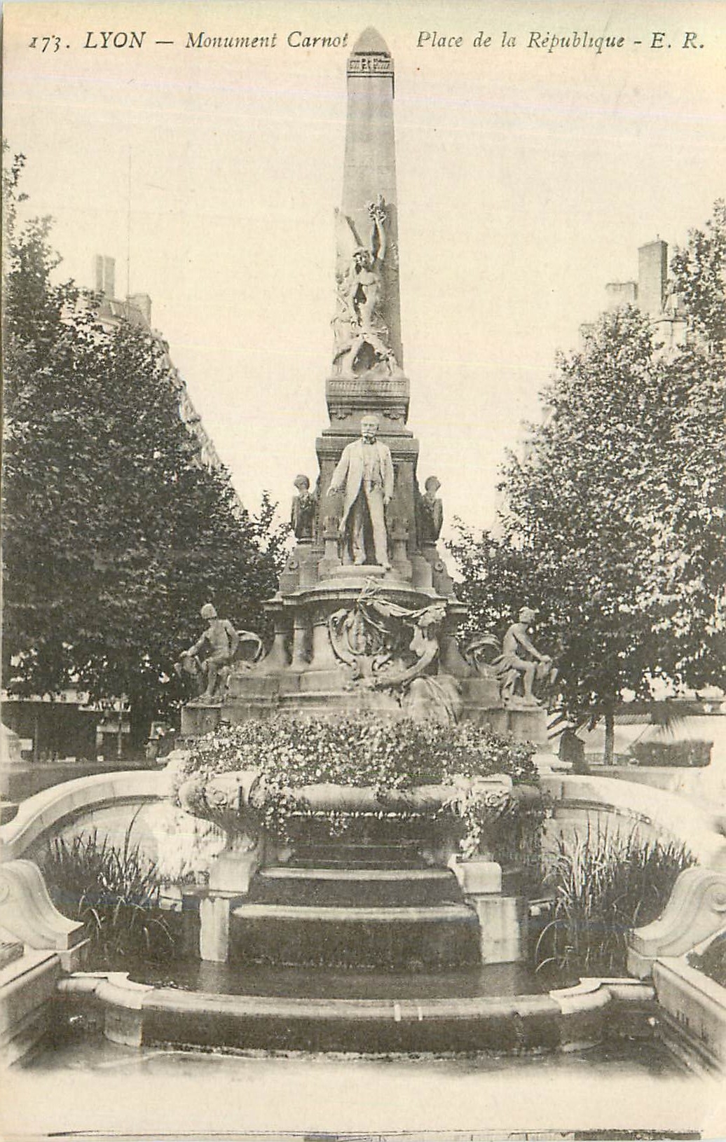 CPA Lyon Monument Carnot Place de la Republique