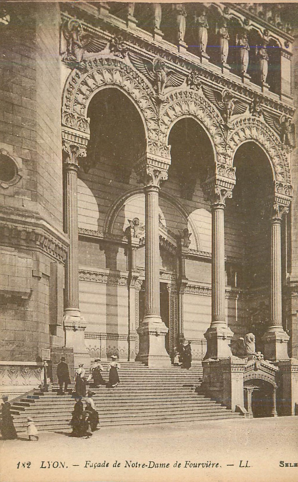 CPA Lyon Facade de Notre Dame de Fourviere