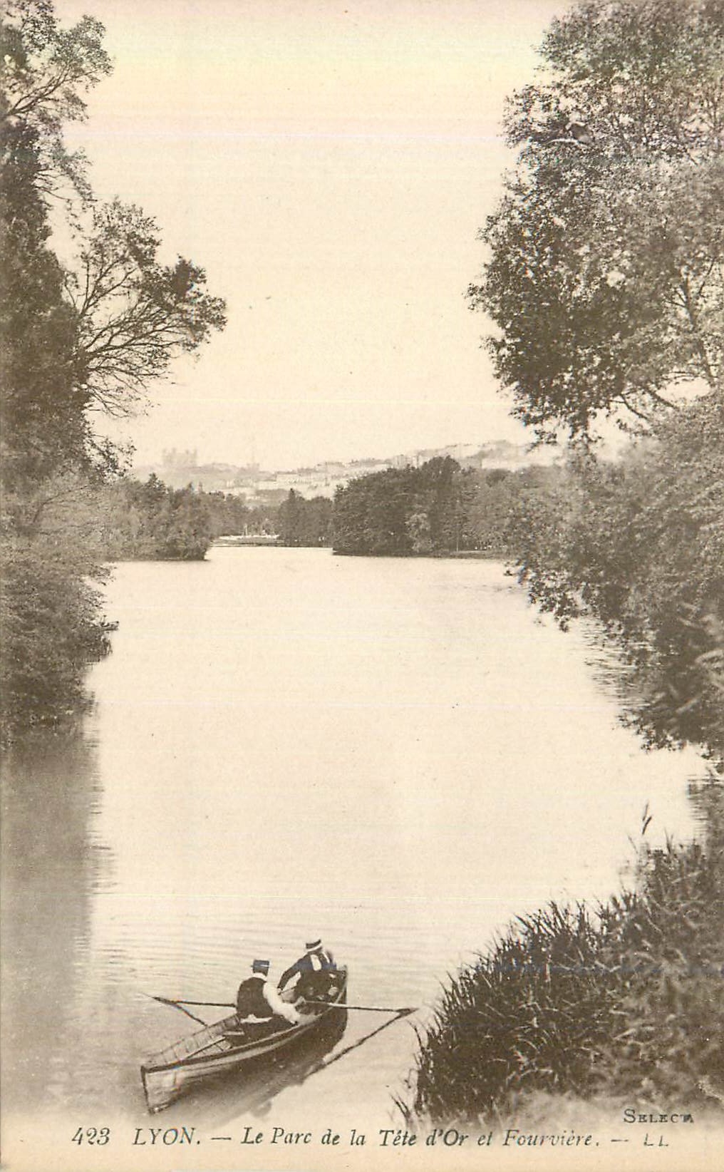 CPA Lyon Le Parc de la Tete d'Or et Fourviere Canoe Bateau
