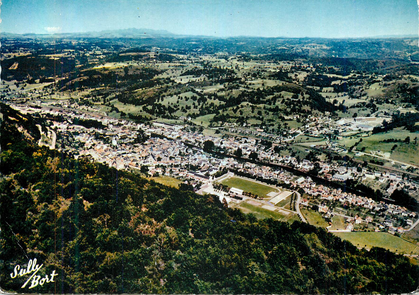 CPA Sulle sur Bort Vue prise du Premier Belvedere des Orgues de Bort (alt 760 m) Dans le Fond