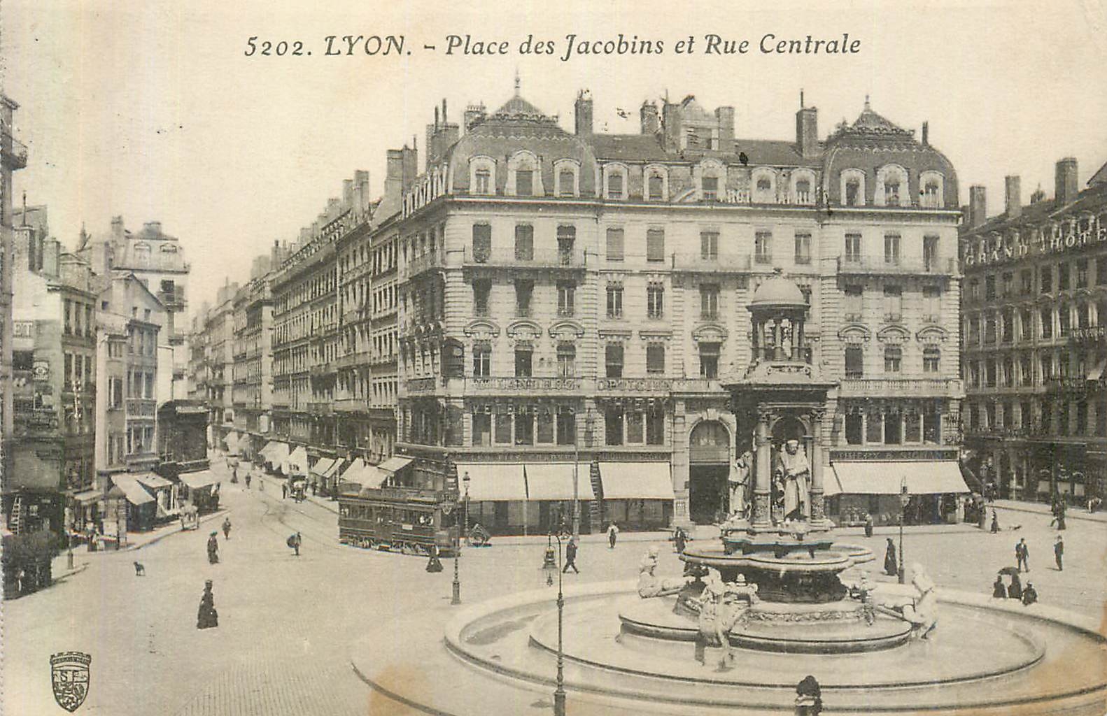 CPA Lyon Place des Jardins et Rue Centrale