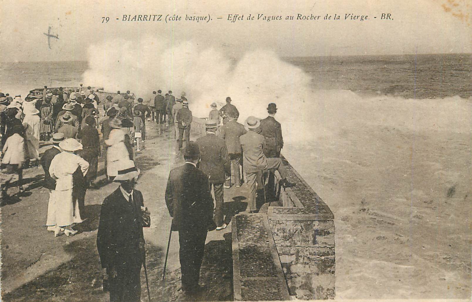 CPA Biarritz (Cote Basque) Effet de Vagues au Rocher de la Vierge