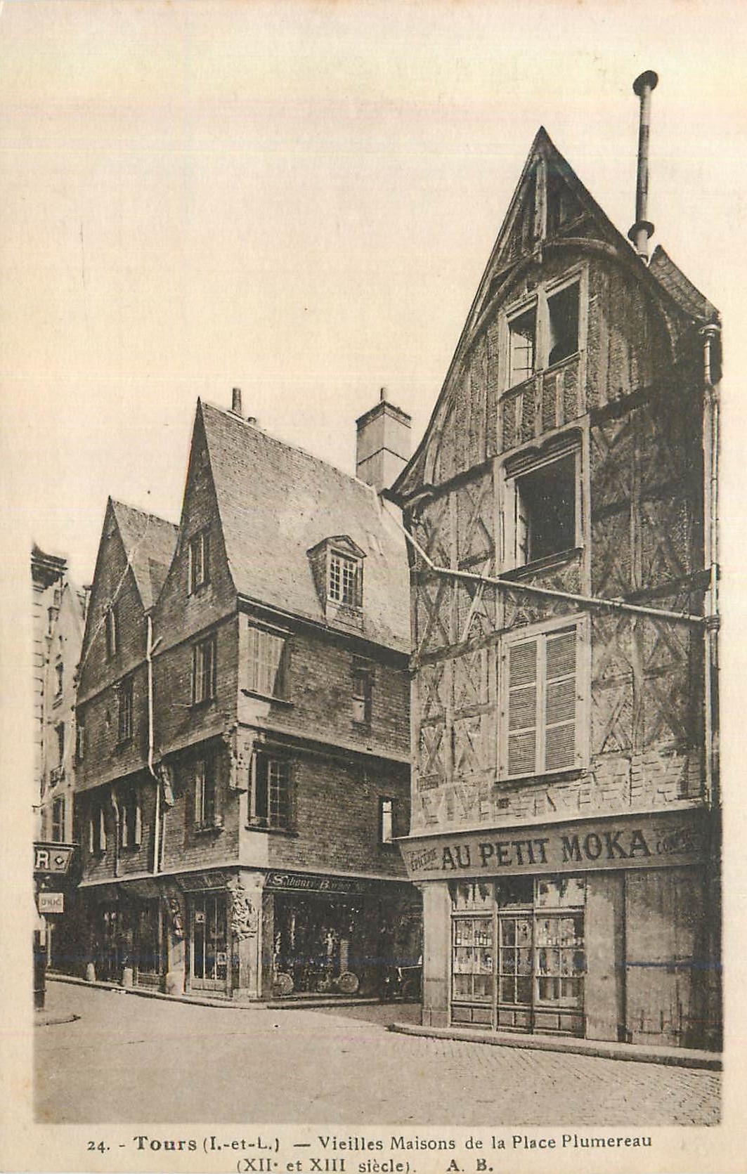 CPA Tours (I et L) Vieilles Maisons de la Place Plumereau (XIIe et XIIIe Siecles) Au petit Moka