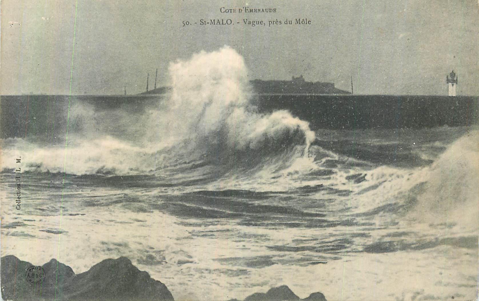 CPA St Malo Cote d'Emeraude Vague pres du Mole